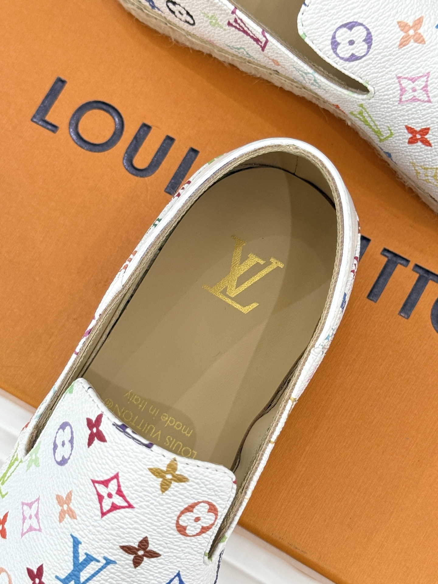 L*V驴牌25WF新品老花樱桃系列渔夫鞋这双鞋的设计灵感来自于村上隆标志性的樱桃元素明媚的色彩与Mono