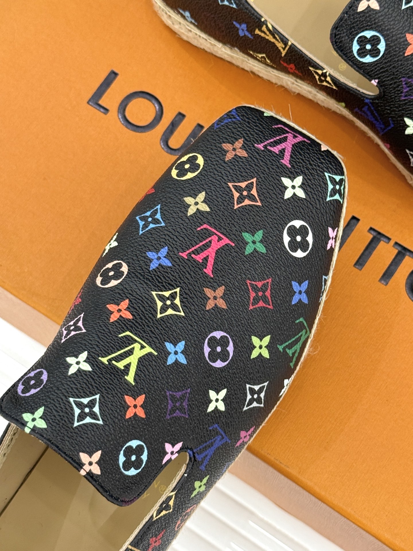 L*V驴牌25WF新品老花樱桃系列渔夫鞋这双鞋的设计灵感来自于村上隆标志性的樱桃元素明媚的色彩与Mono