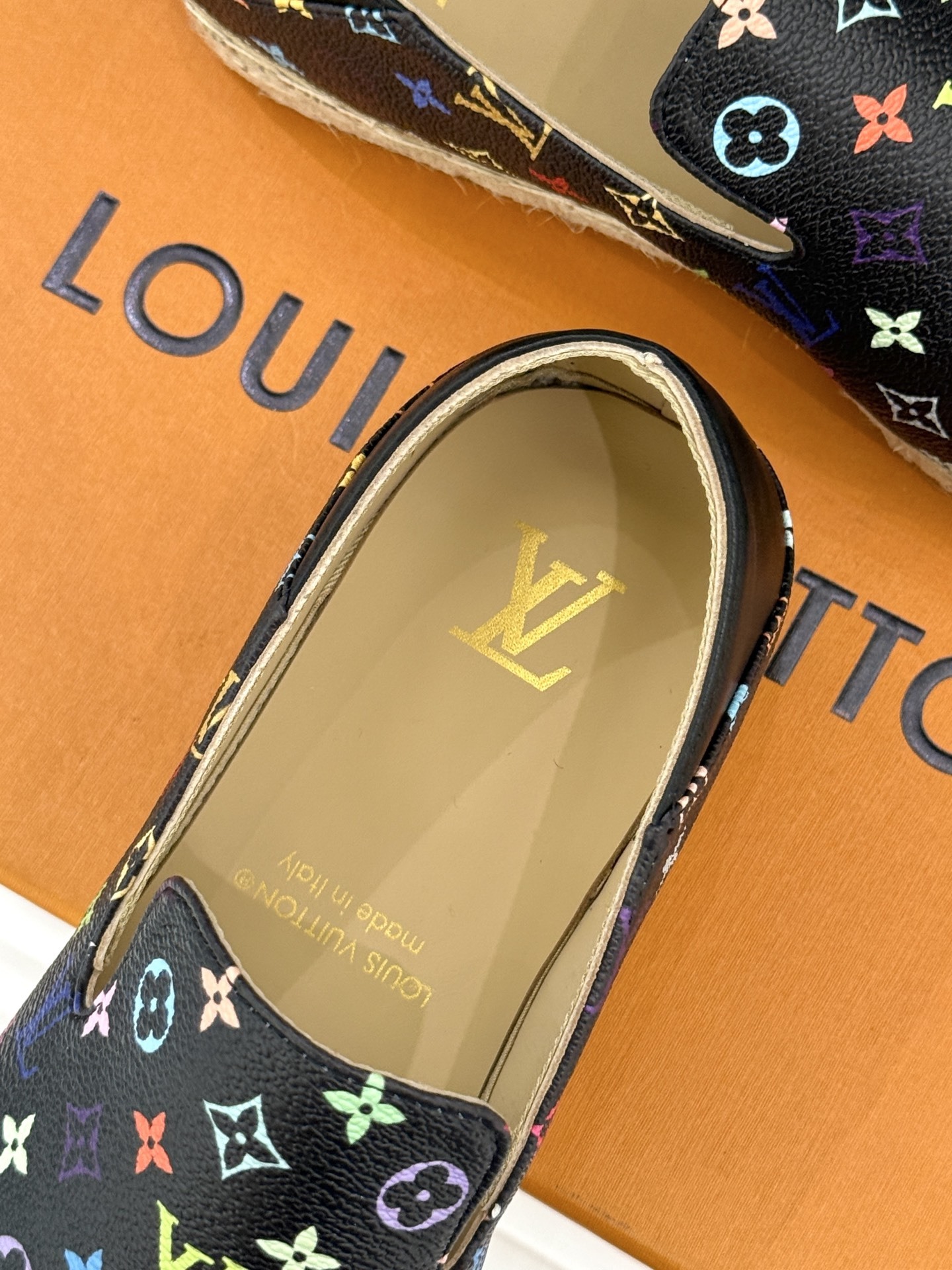 L*V驴牌25WF新品老花樱桃系列渔夫鞋这双鞋的设计灵感来自于村上隆标志性的樱桃元素明媚的色彩与Mono
