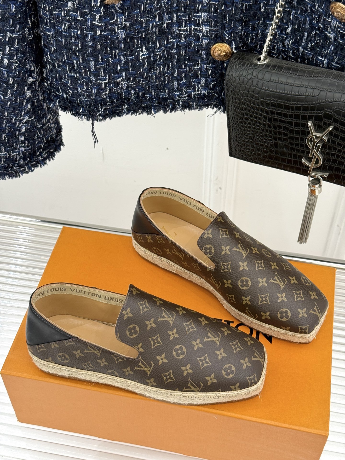 L*V驴牌25WF新品老花樱桃系列渔夫鞋这双鞋的设计灵感来自于村上隆标志性的樱桃元素明媚的色彩与Mono