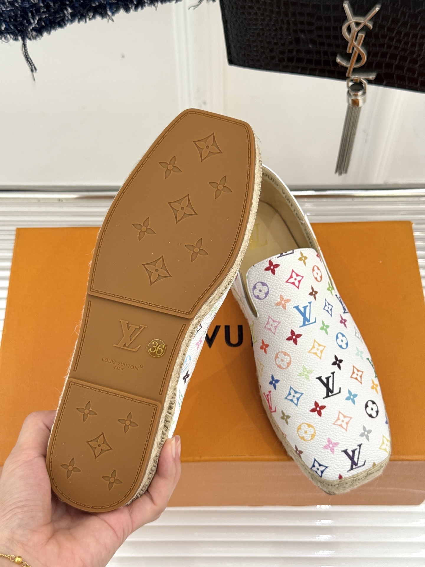 L*V驴牌25WF新品老花樱桃系列渔夫鞋这双鞋的设计灵感来自于村上隆标志性的樱桃元素明媚的色彩与Mono