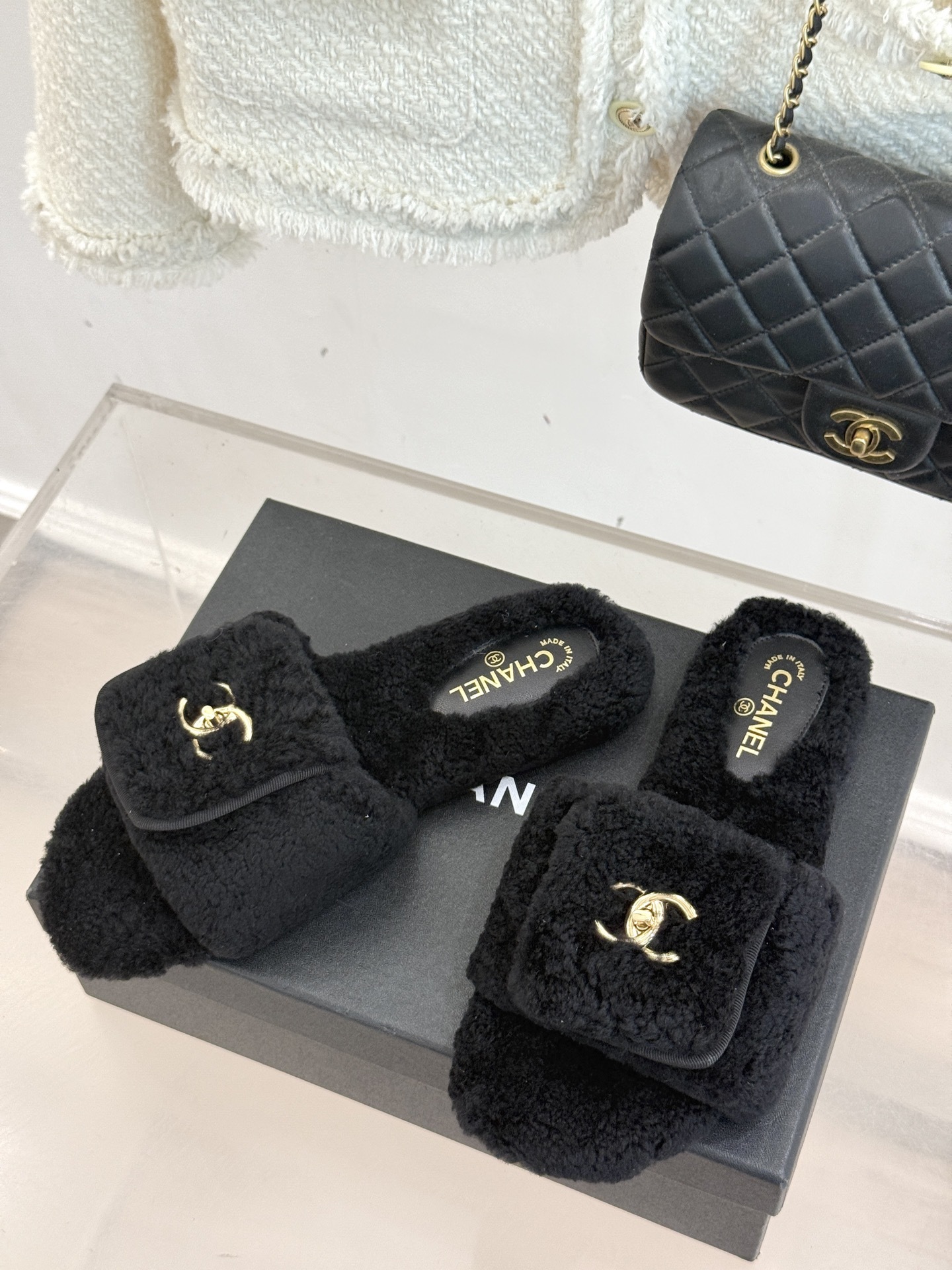 CHANE*|小香25A秋冬新品书包扣翻盖厚底毛拖这双毛拖 简直是时髦精的冬日救星!翻盖设计搭配经典双C