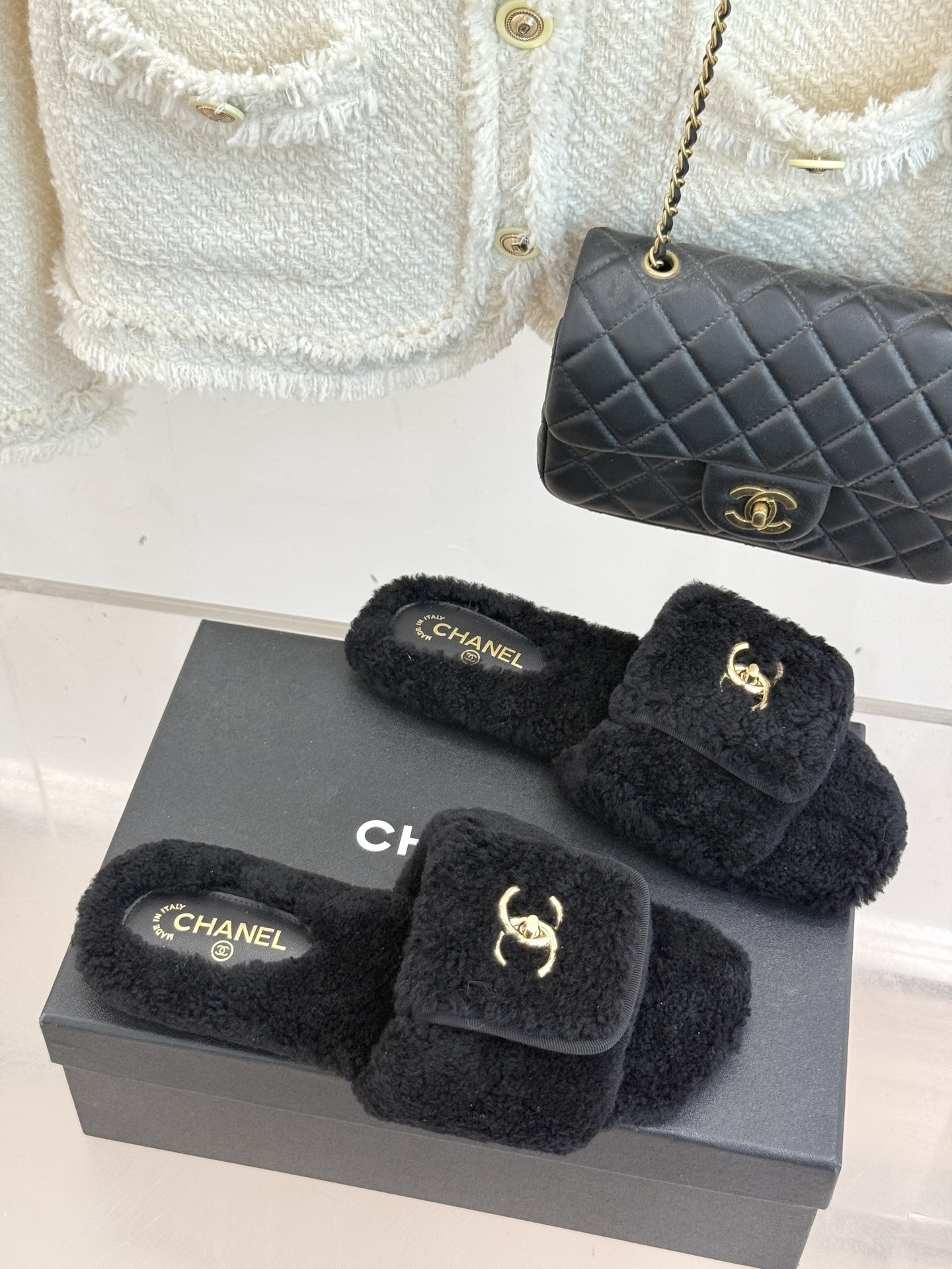 CHANE*|小香25A秋冬新品书包扣翻盖厚底毛拖这双毛拖 简直是时髦精的冬日救星!翻盖设计搭配经典双C