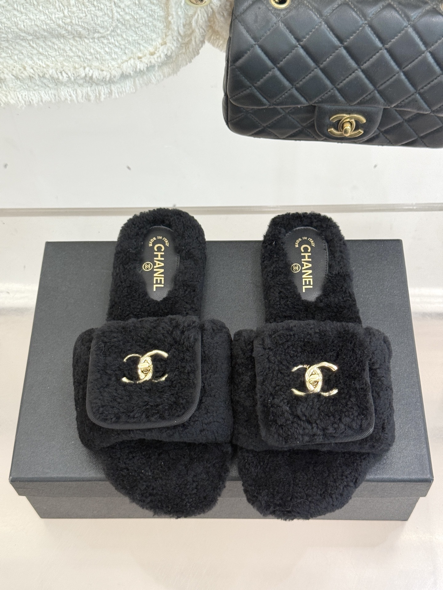CHANE*|小香25A秋冬新品书包扣翻盖厚底毛拖这双毛拖 简直是时髦精的冬日救星!翻盖设计搭配经典双C