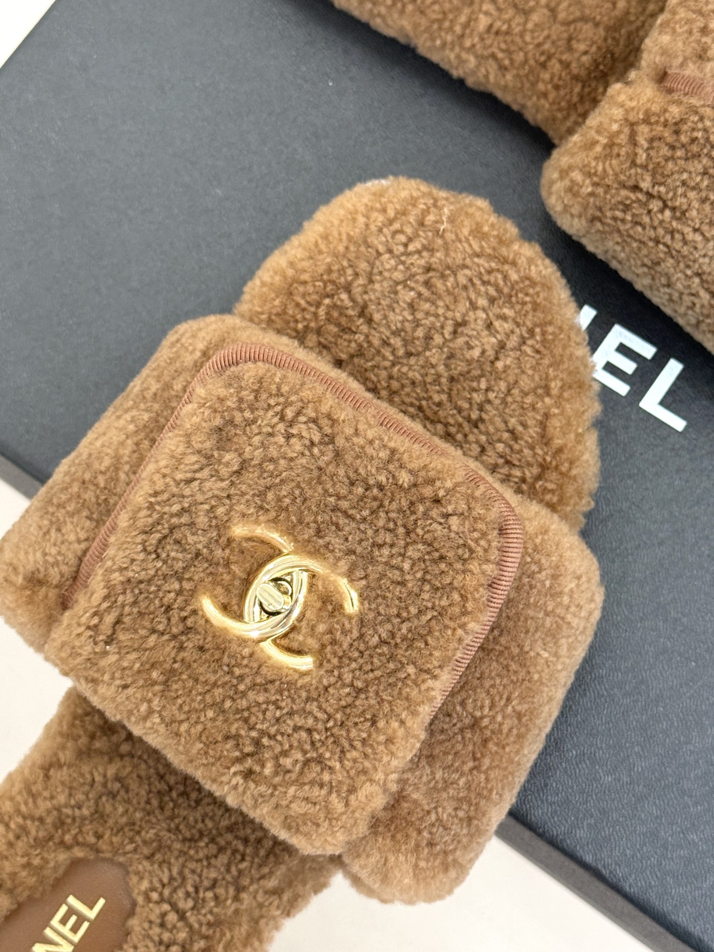 CHANE*｜小香25A秋冬新品书包扣翻盖厚底毛拖这双毛拖 简直是时髦精的冬日救星！翻盖设计搭配经典双C