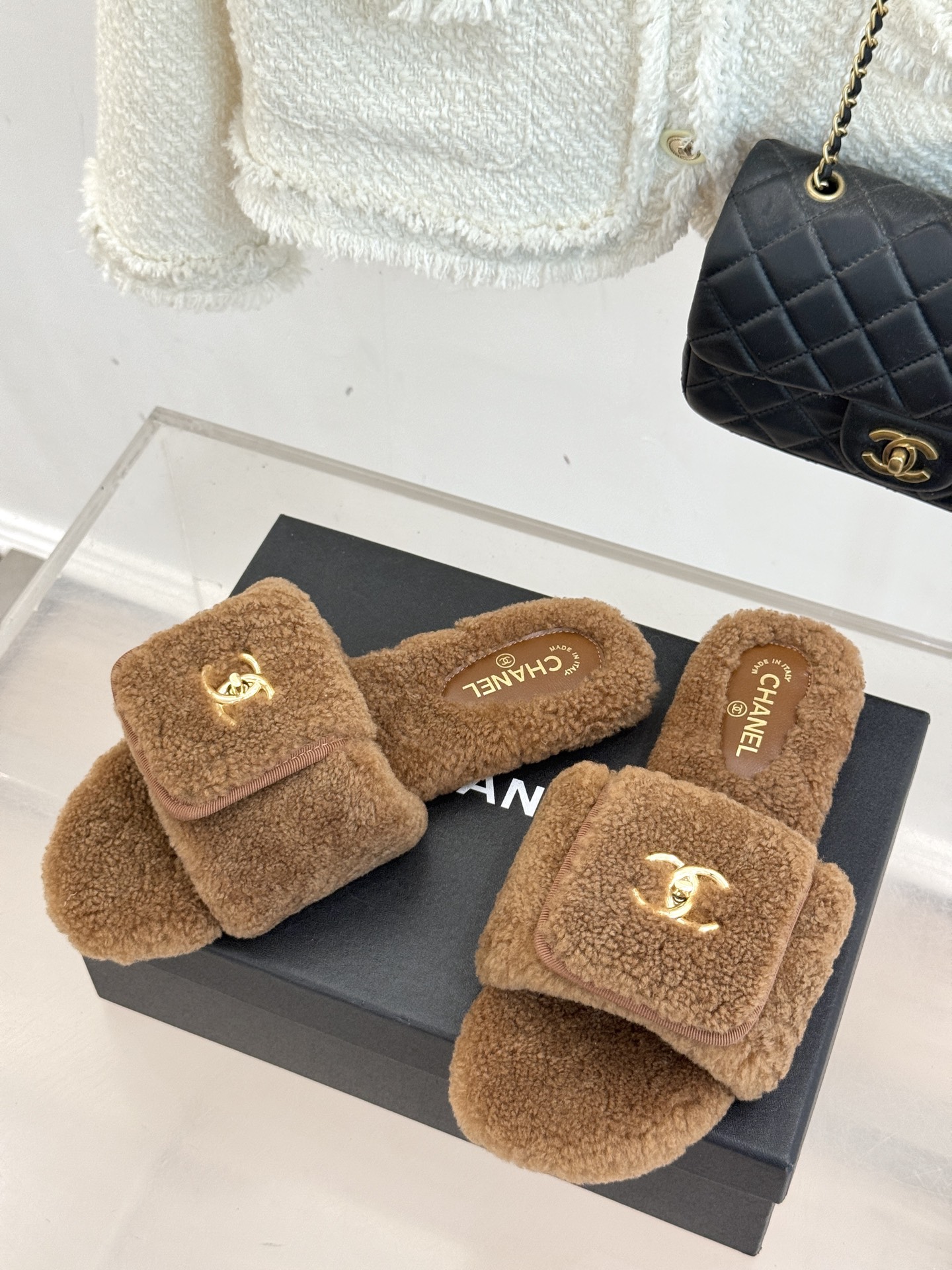 CHANE*｜小香25A秋冬新品书包扣翻盖厚底毛拖这双毛拖 简直是时髦精的冬日救星！翻盖设计搭配经典双C
