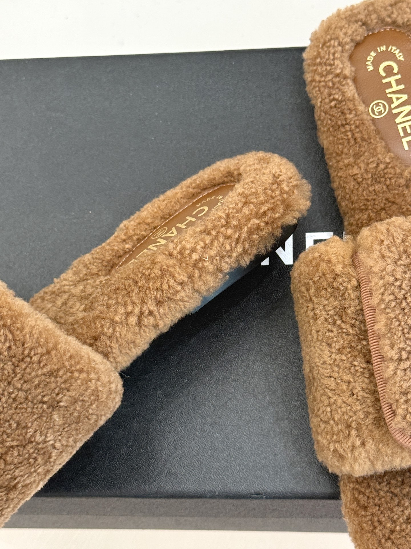 CHANE*｜小香25A秋冬新品书包扣翻盖厚底毛拖这双毛拖 简直是时髦精的冬日救星！翻盖设计搭配经典双C