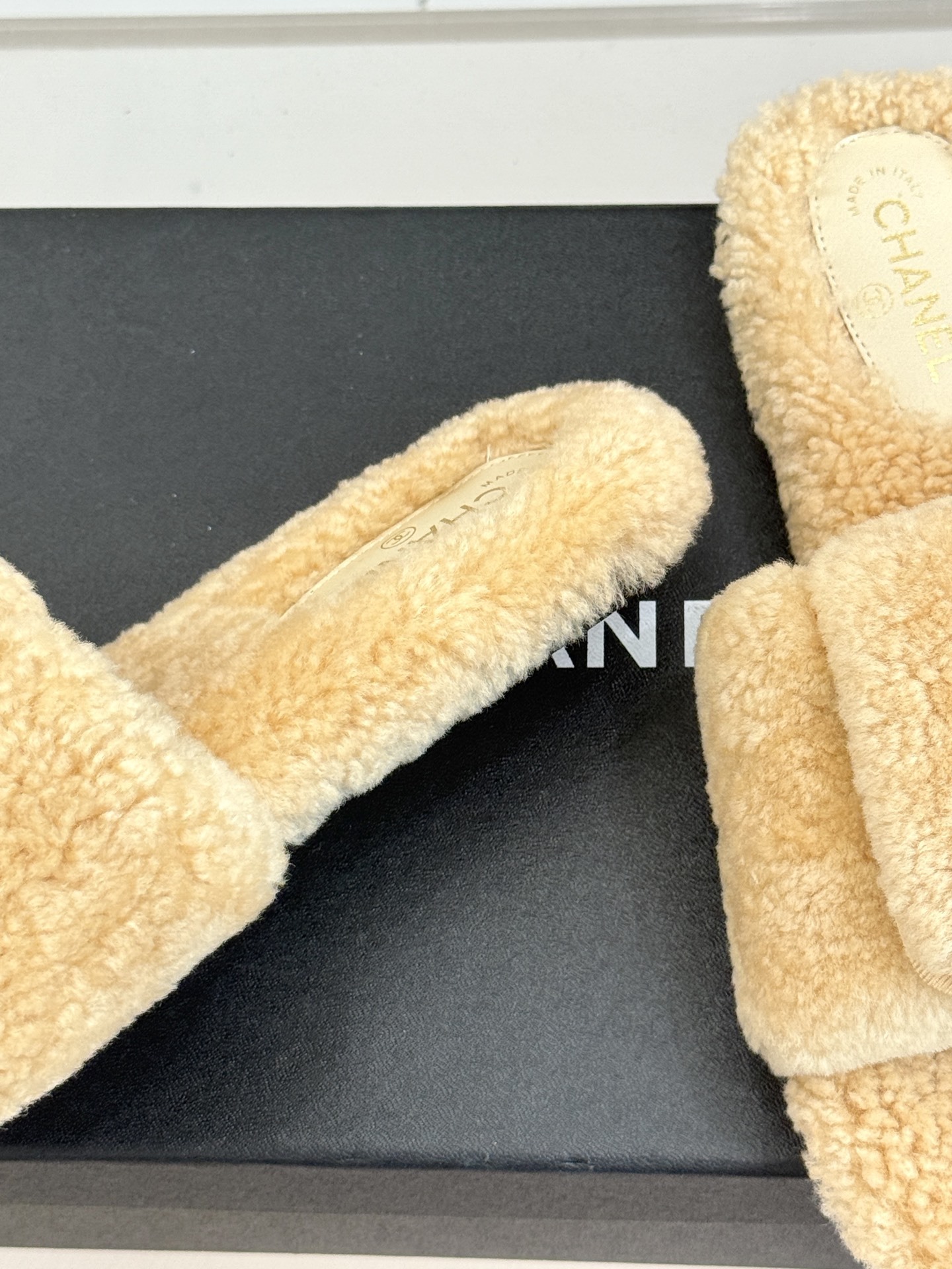 CHANE*|小香25A秋冬新品书包扣翻盖厚底毛拖这双毛拖 简直是时髦精的冬日救星!翻盖设计搭配经典双C