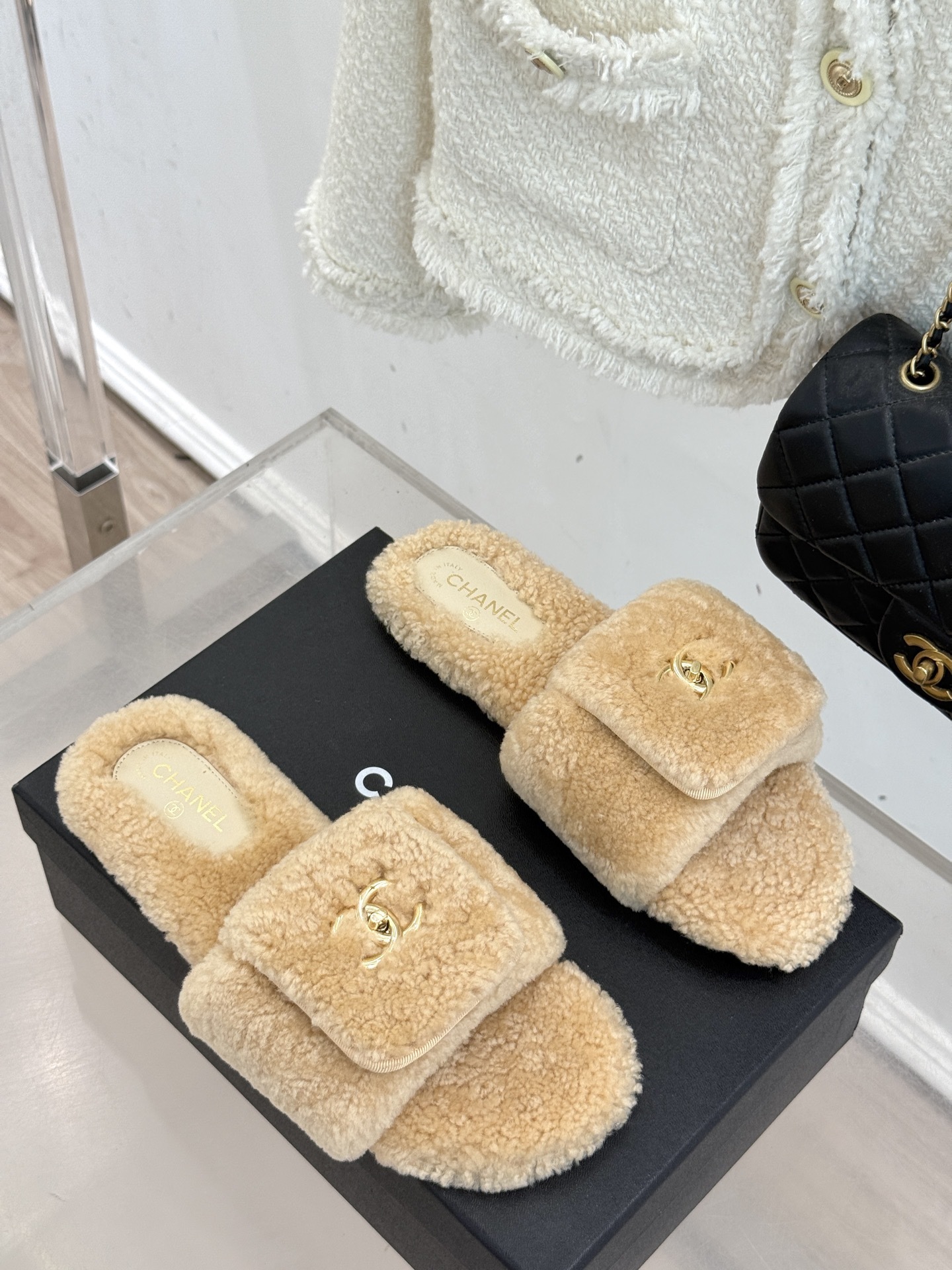 CHANE*|小香25A秋冬新品书包扣翻盖厚底毛拖这双毛拖 简直是时髦精的冬日救星!翻盖设计搭配经典双C