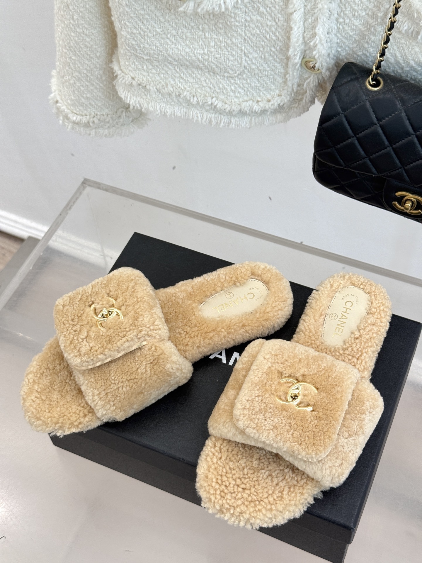 CHANE*|小香25A秋冬新品书包扣翻盖厚底毛拖这双毛拖 简直是时髦精的冬日救星!翻盖设计搭配经典双C