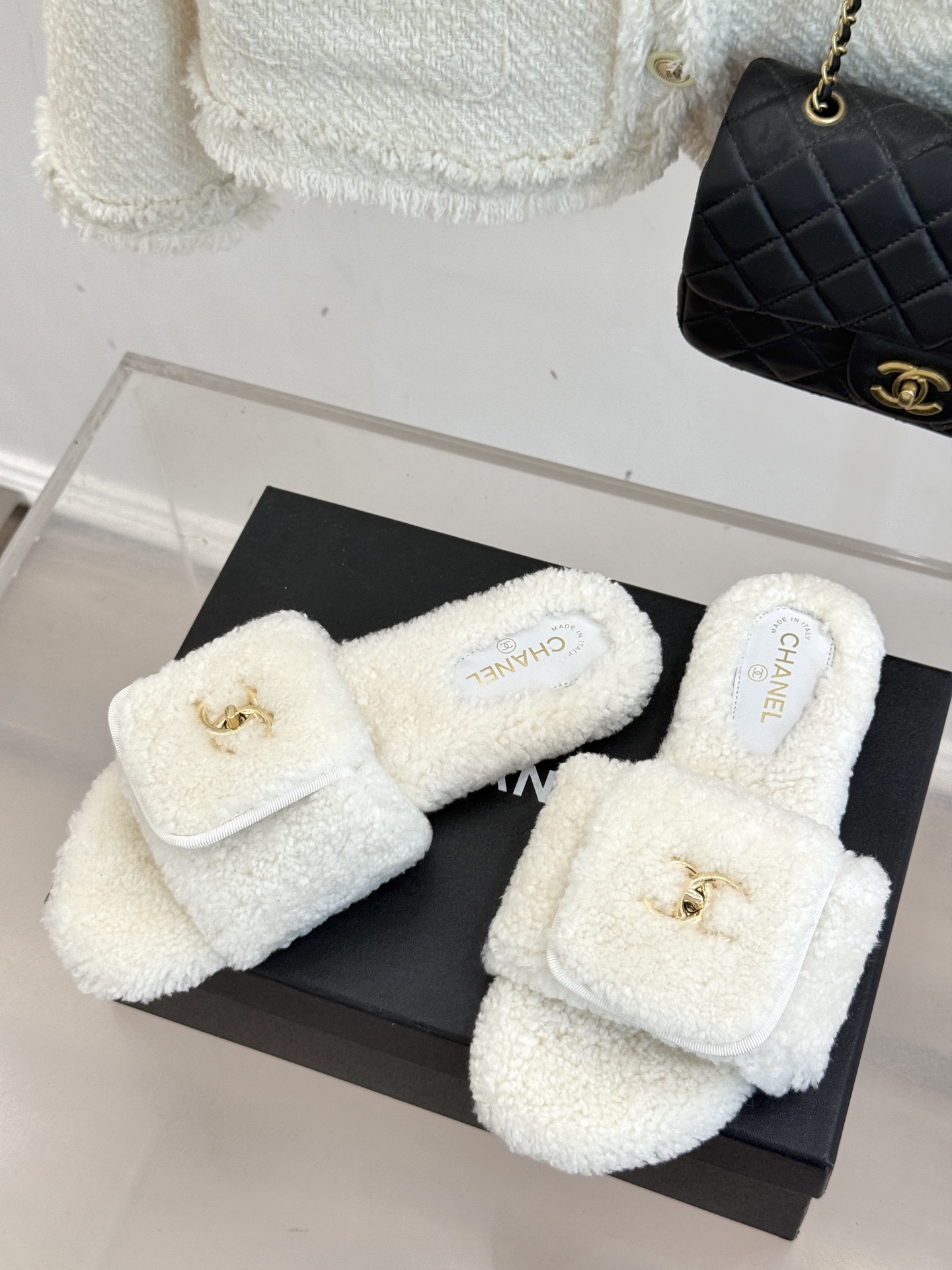 CHANE*｜小香25A秋冬新品书包扣翻盖厚底毛拖这双毛拖 简直是时髦精的冬日救星！翻盖设计搭配经典双C