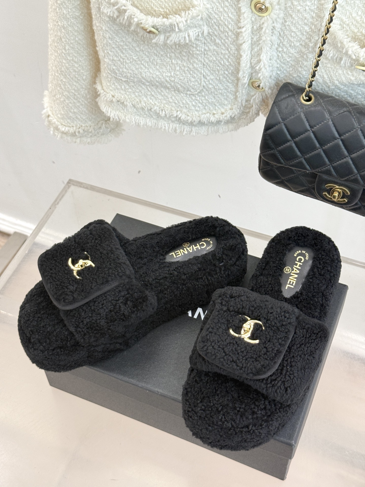 CHANE*｜小香25A秋冬新品书包扣翻盖厚底毛拖这双毛拖 简直是时髦精的冬日救星！翻盖设计搭配经典双C