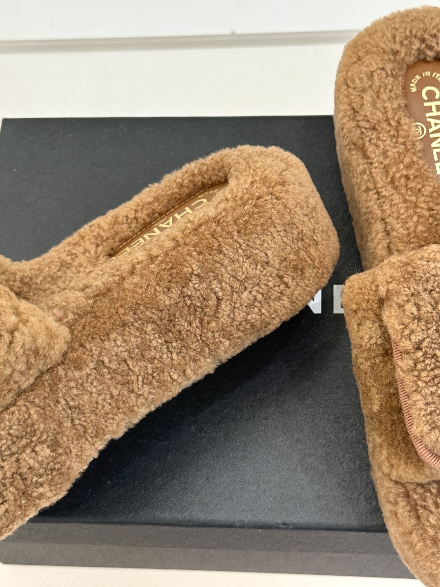CHANE*｜小香25A秋冬新品书包扣翻盖厚底毛拖这双毛拖 简直是时髦精的冬日救星！翻盖设计搭配经典双C