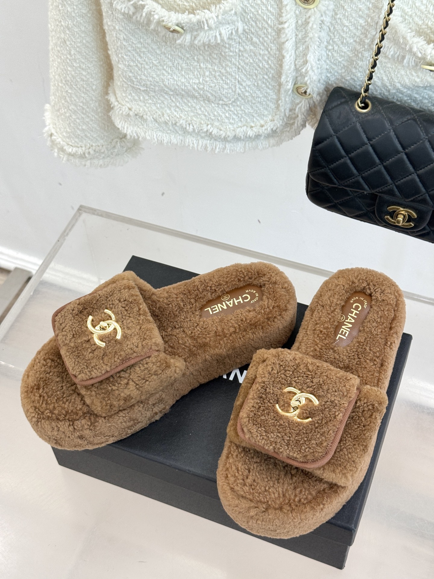 CHANE*｜小香25A秋冬新品书包扣翻盖厚底毛拖这双毛拖 简直是时髦精的冬日救星！翻盖设计搭配经典双C