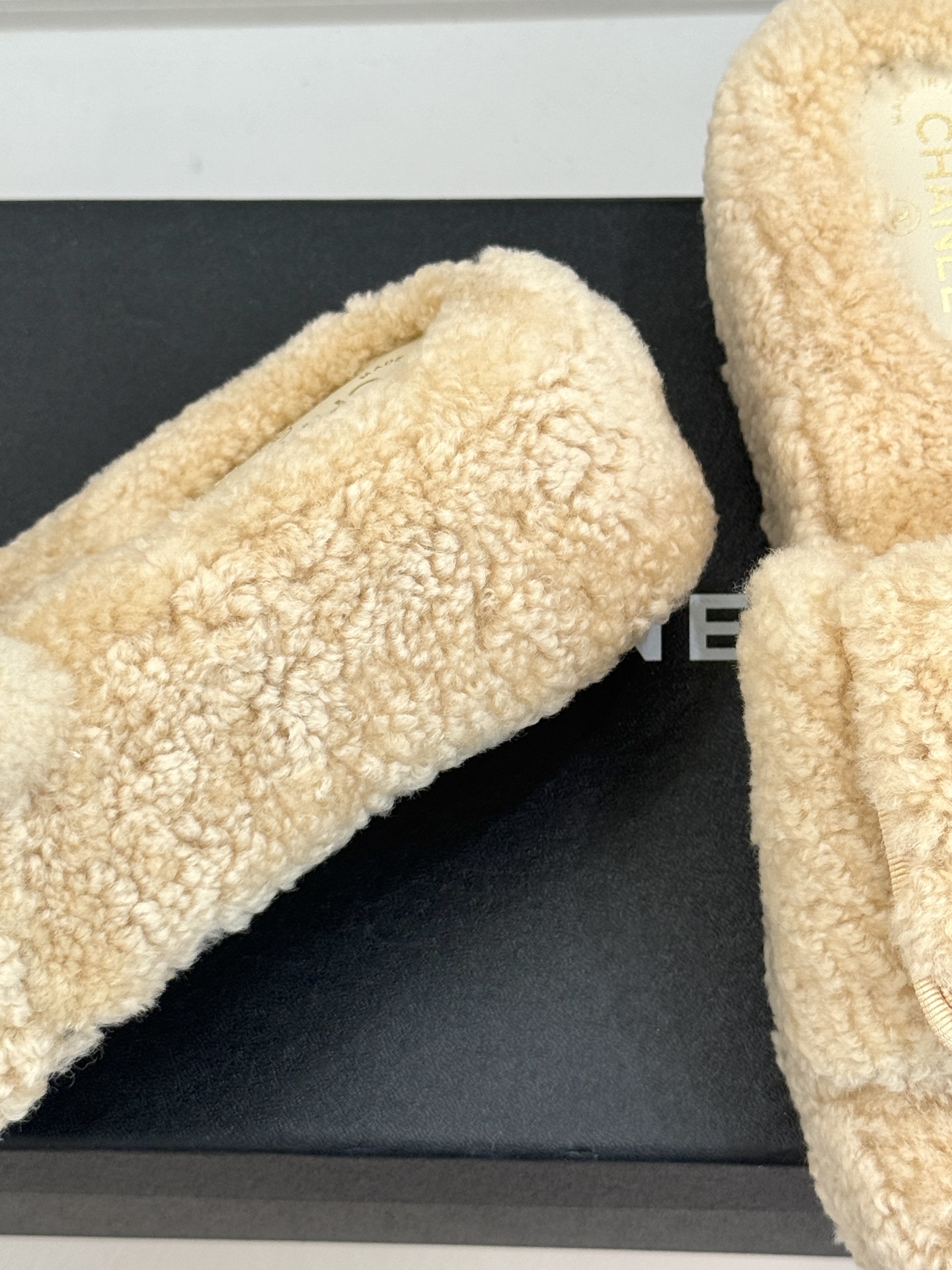 CHANE*｜小香25A秋冬新品书包扣翻盖厚底毛拖这双毛拖 简直是时髦精的冬日救星！翻盖设计搭配经典双C