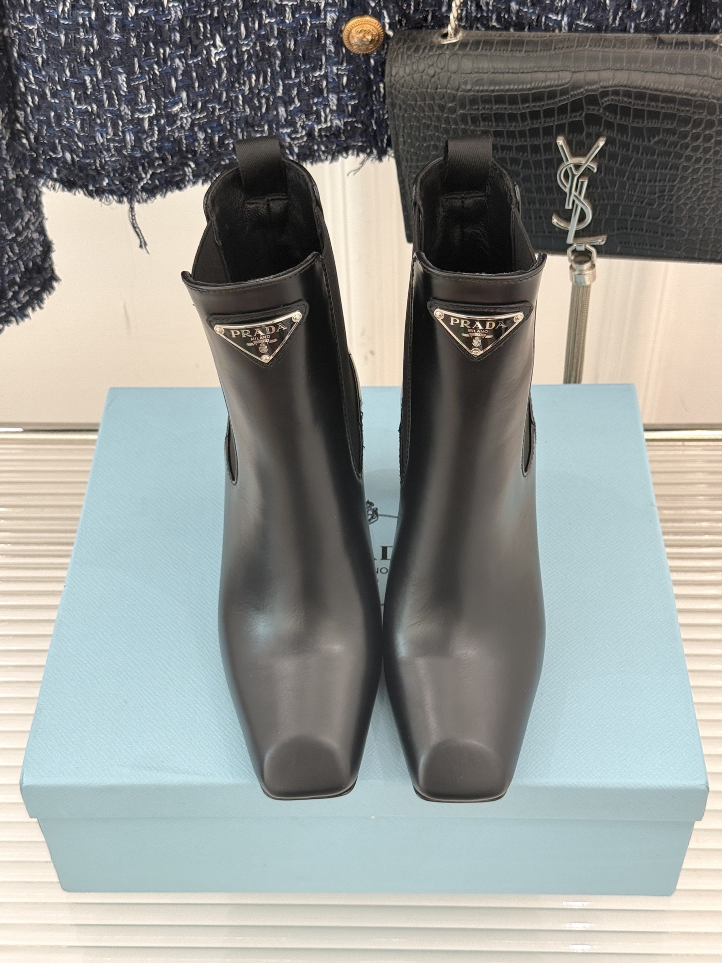 Prada/普拉达25WF秋冬新品三角标切尔西高跟短靴霸总文女主的同款战靴被我挖到了!这双短靴 真的谁穿