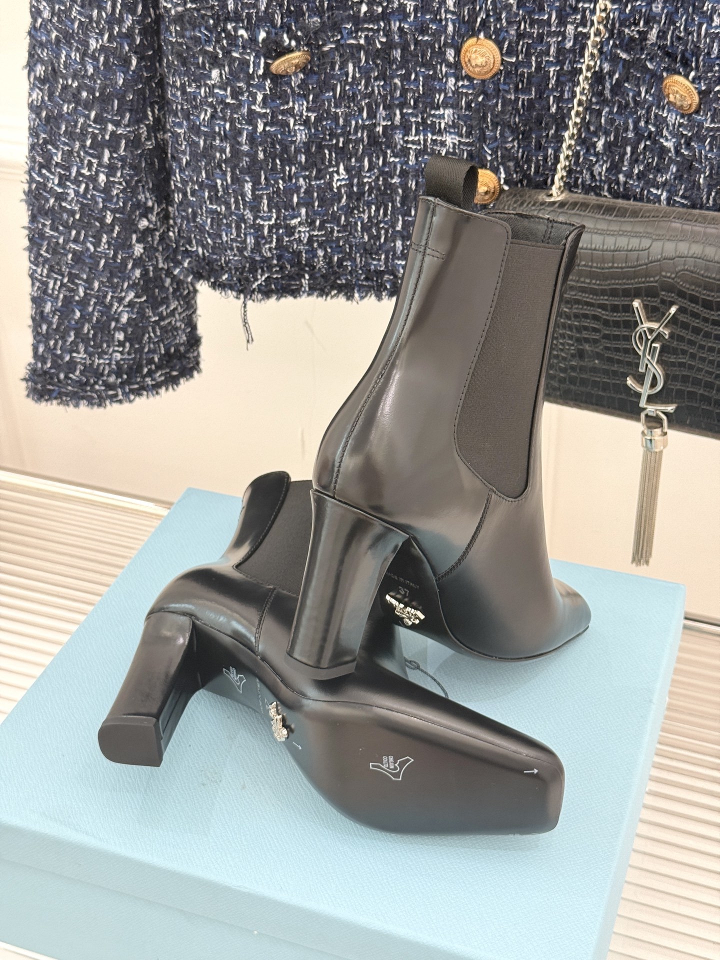 Prada/普拉达25WF秋冬新品三角标切尔西高跟短靴霸总文女主的同款战靴被我挖到了!这双短靴 真的谁穿