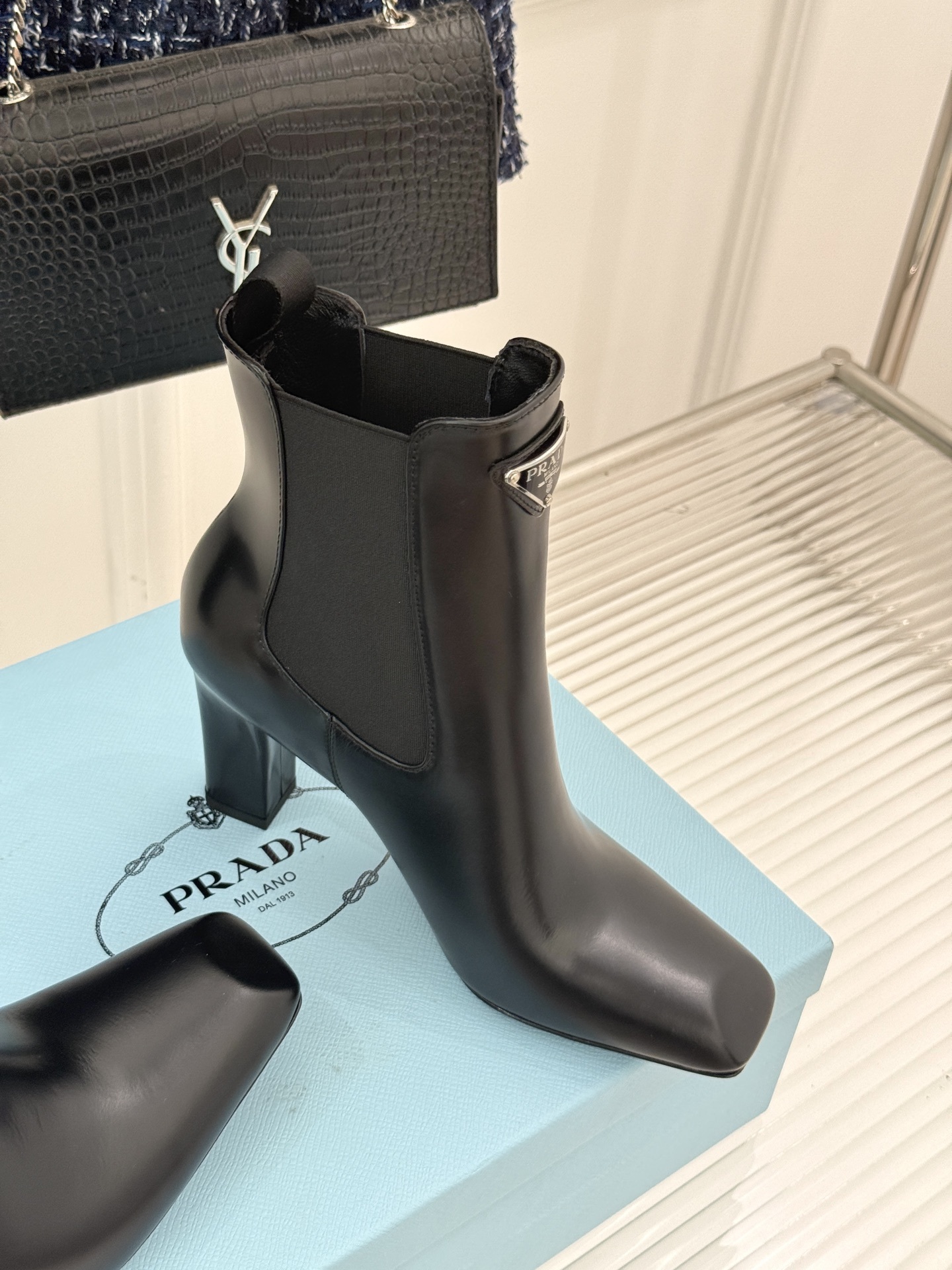 Prada/普拉达25WF秋冬新品三角标切尔西高跟短靴霸总文女主的同款战靴被我挖到了!这双短靴 真的谁穿