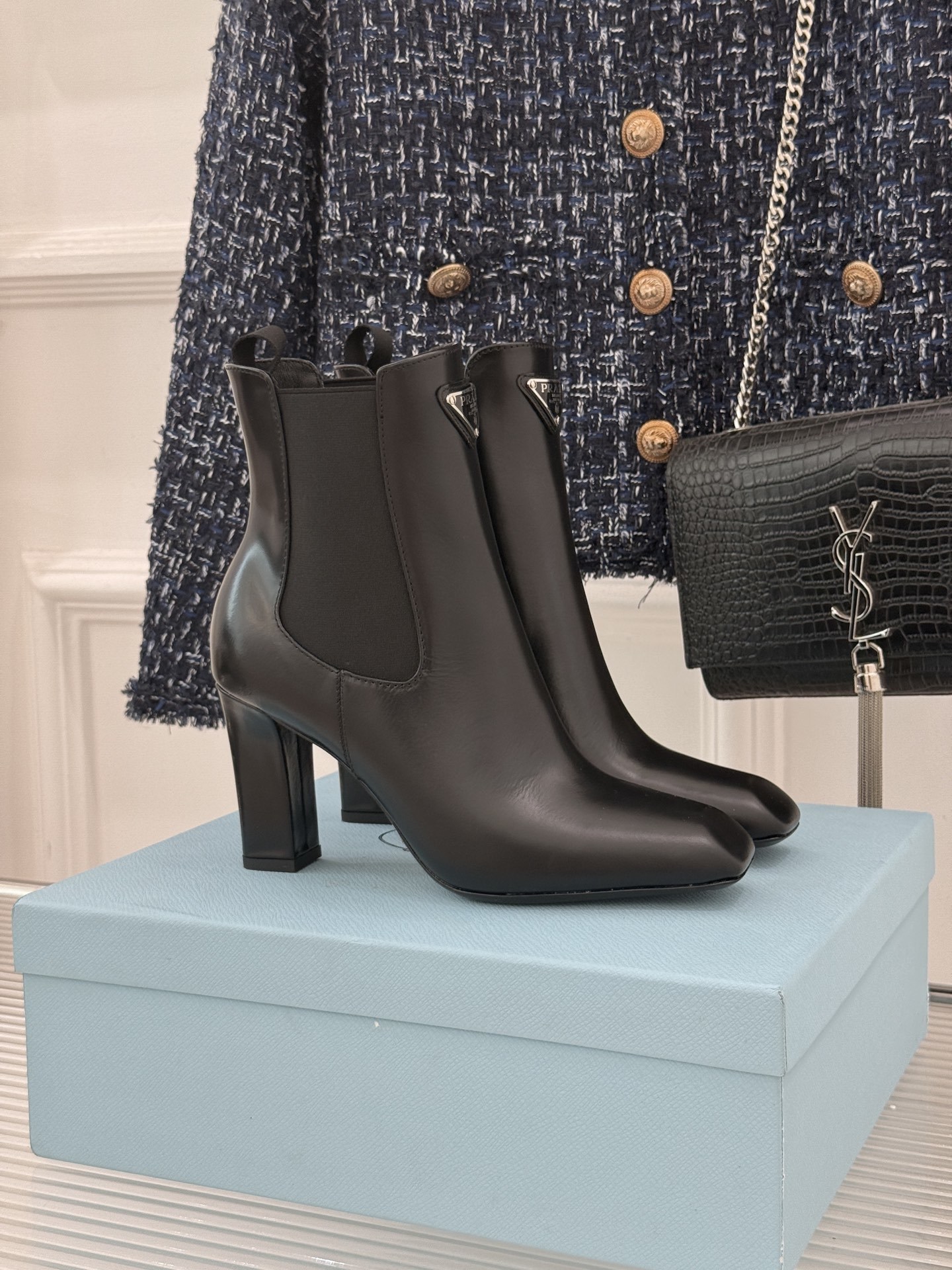 Prada/普拉达25WF秋冬新品三角标切尔西高跟短靴霸总文女主的同款战靴被我挖到了!这双短靴 真的谁穿