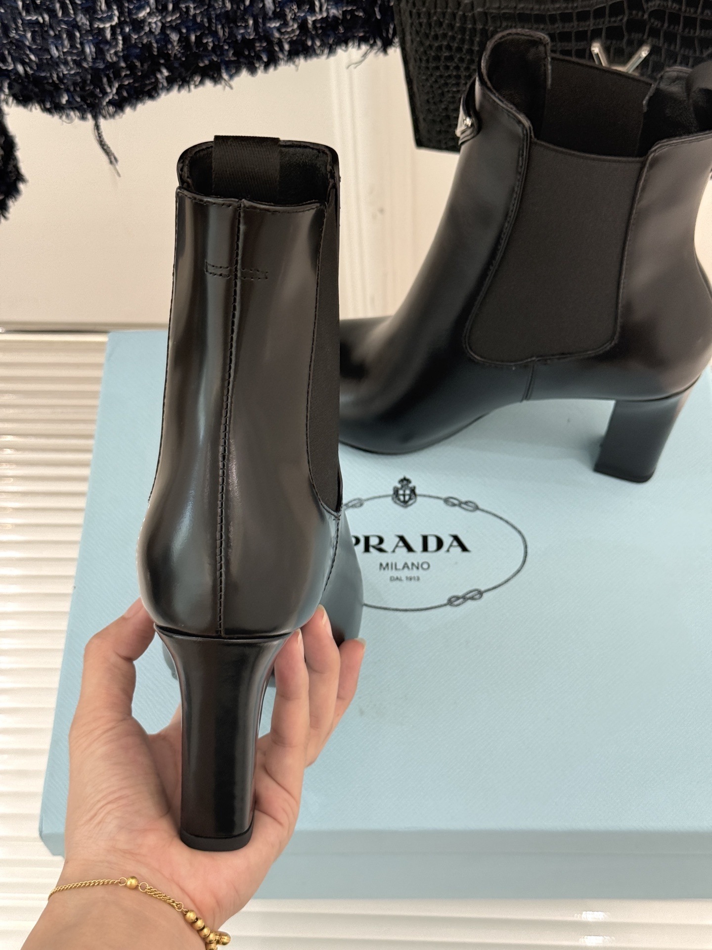 Prada/普拉达25WF秋冬新品三角标切尔西高跟短靴霸总文女主的同款战靴被我挖到了!这双短靴 真的谁穿