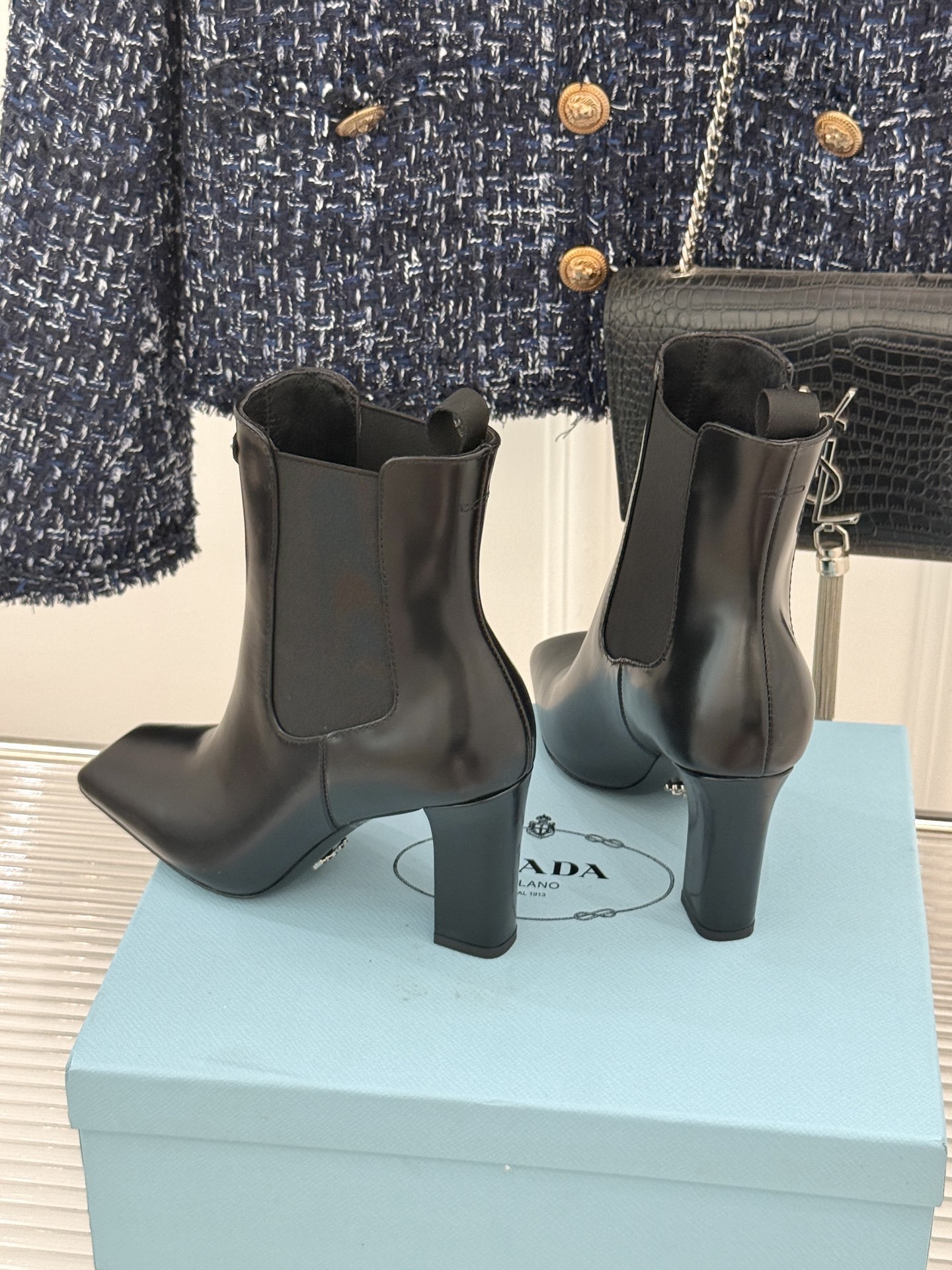 Prada/普拉达25WF秋冬新品三角标切尔西高跟短靴霸总文女主的同款战靴被我挖到了!这双短靴 真的谁穿