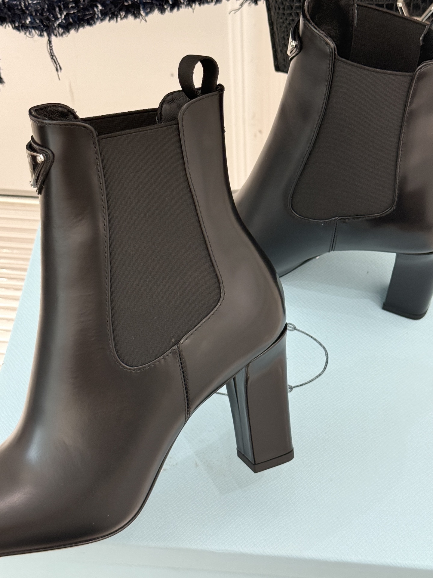 Prada/普拉达25WF秋冬新品三角标切尔西高跟短靴霸总文女主的同款战靴被我挖到了!这双短靴 真的谁穿