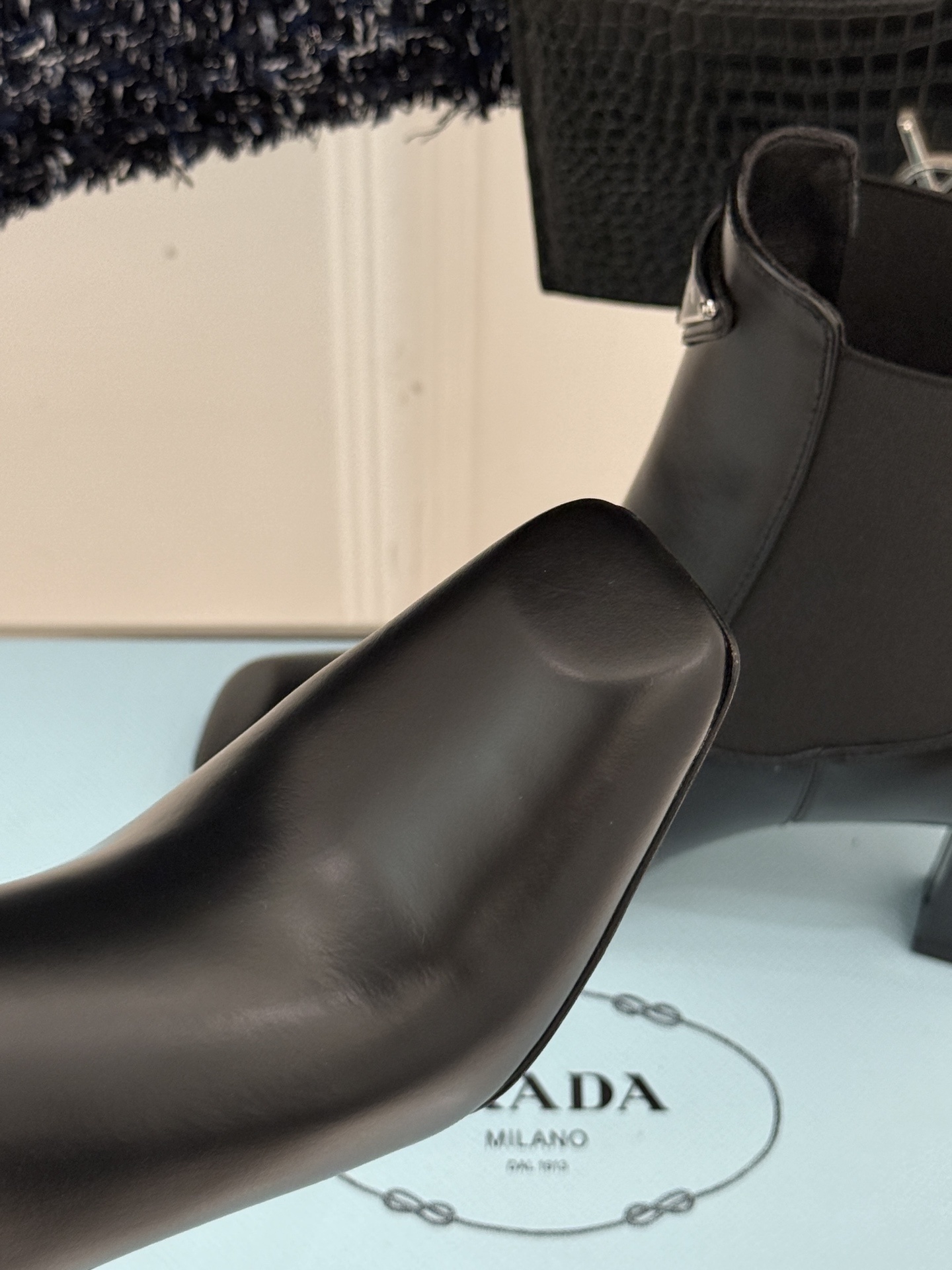 Prada/普拉达25WF秋冬新品三角标切尔西高跟短靴霸总文女主的同款战靴被我挖到了!这双短靴 真的谁穿