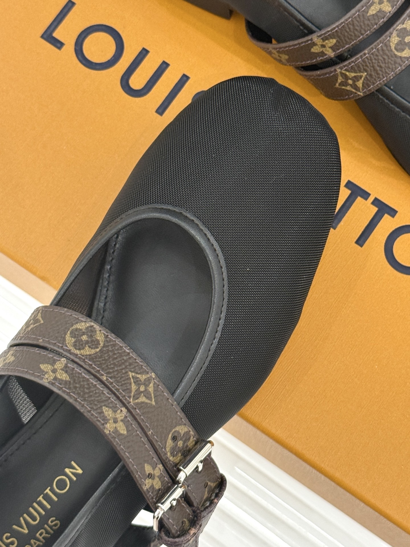 L*V驴牌25WF新品老花网纱双带玛丽珍鞋真的是一眼就戳中了我的少女心!这双LV鞋直接把优雅与少女感焊在