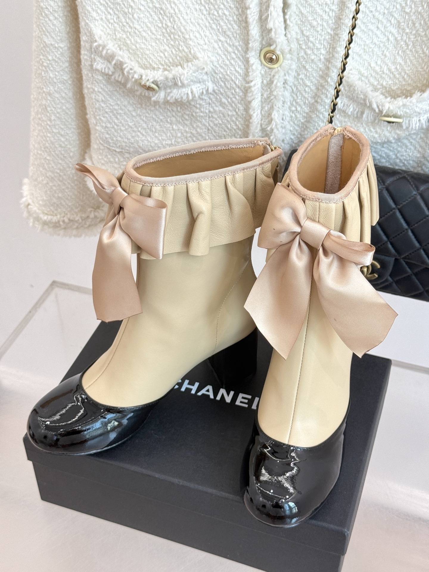 CHANE*|小香25A秋冬新品蝴蝶结弹力靴当经典香家美学与潮流鞋履设计碰撞这双褶皱靴口蝴蝶结弹力靴应运