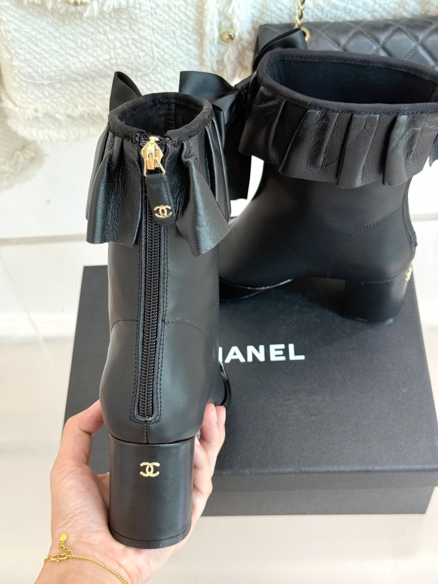 CHANE*|小香25A秋冬新品蝴蝶结弹力靴当经典香家美学与潮流鞋履设计碰撞这双褶皱靴口蝴蝶结弹力靴应运