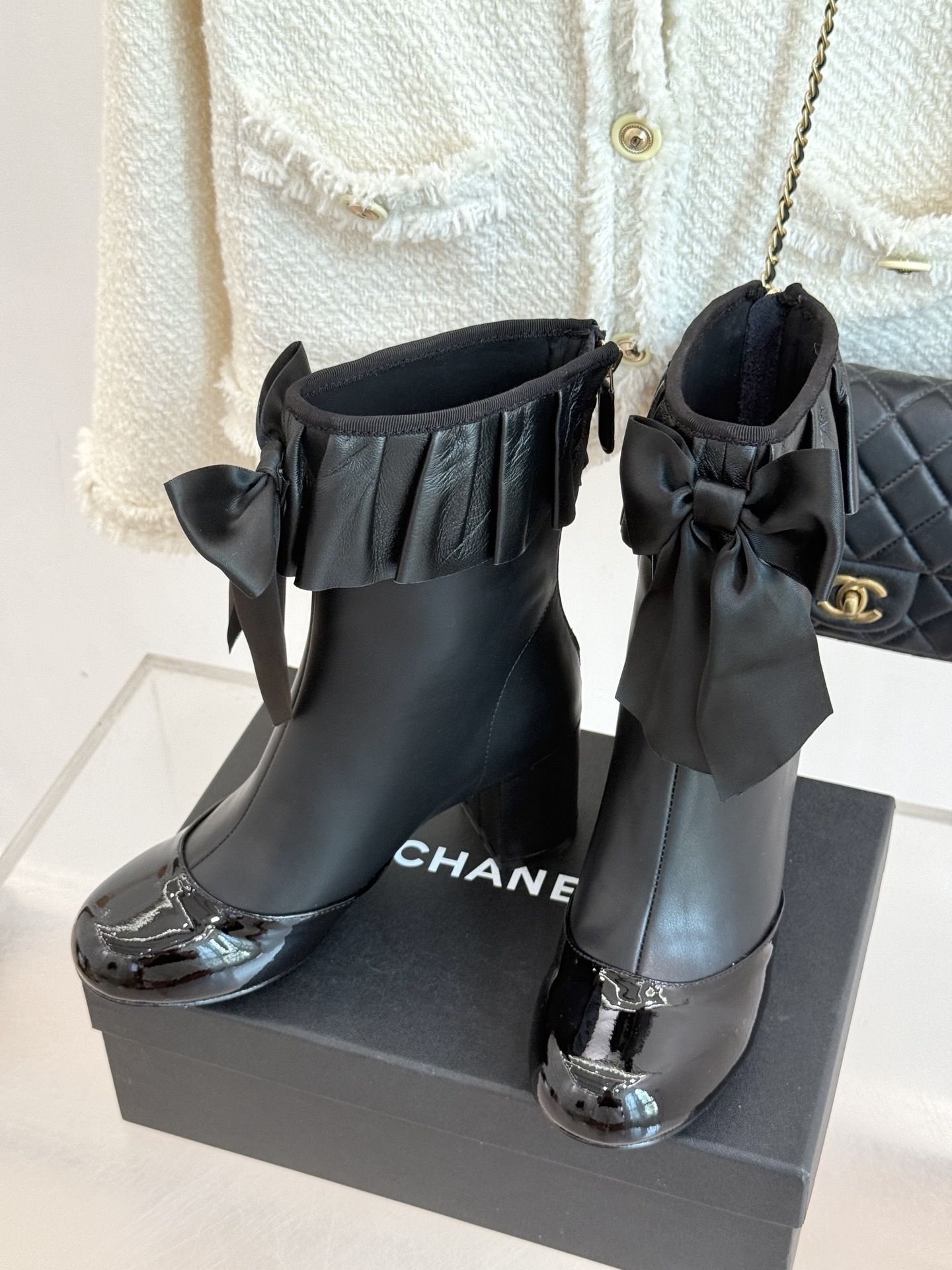 CHANE*|小香25A秋冬新品蝴蝶结弹力靴当经典香家美学与潮流鞋履设计碰撞这双褶皱靴口蝴蝶结弹力靴应运