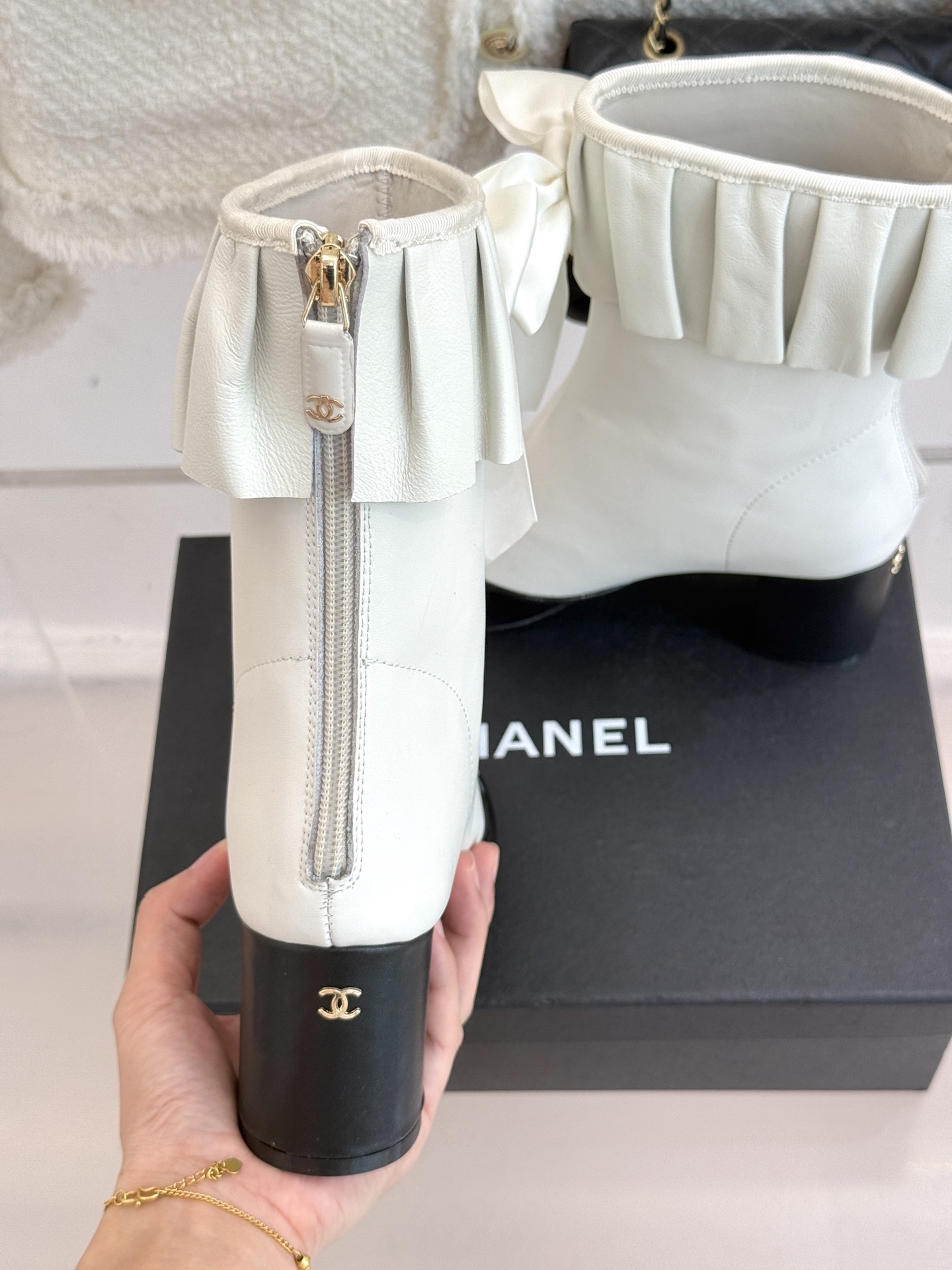 CHANE*|小香25A秋冬新品蝴蝶结弹力靴当经典香家美学与潮流鞋履设计碰撞这双褶皱靴口蝴蝶结弹力靴应运