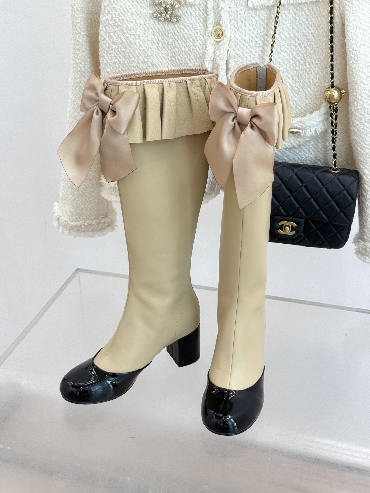 CHANE*|小香25A秋冬新品蝴蝶结弹力靴当经典香家美学与潮流鞋履设计碰撞这双褶皱靴口蝴蝶结弹力靴应运
