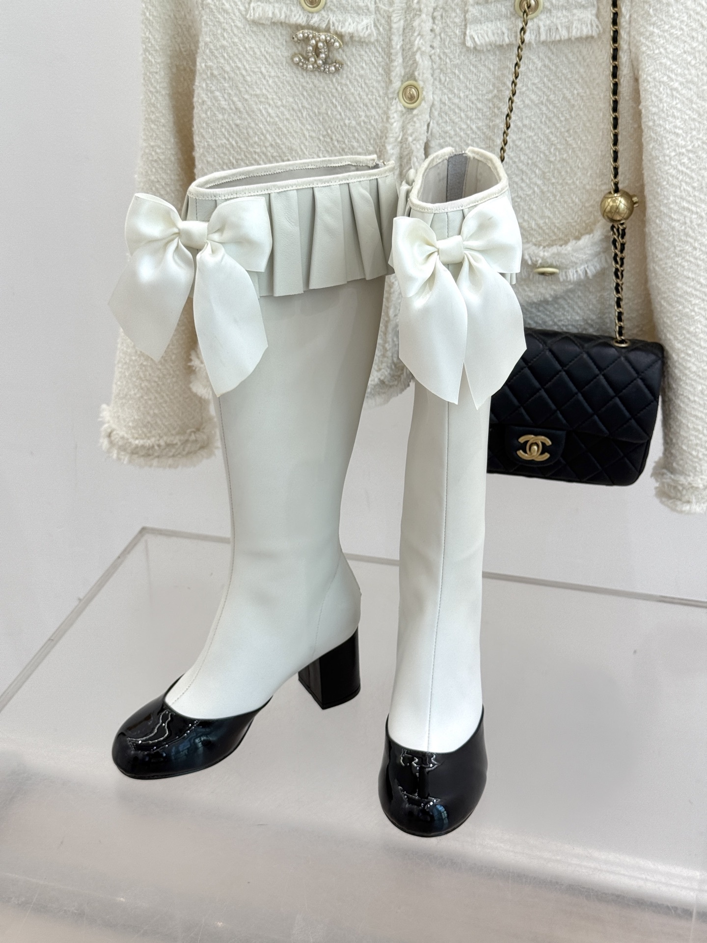CHANE*|小香25A秋冬新品蝴蝶结弹力靴当经典香家美学与潮流鞋履设计碰撞这双褶皱靴口蝴蝶结弹力靴应运