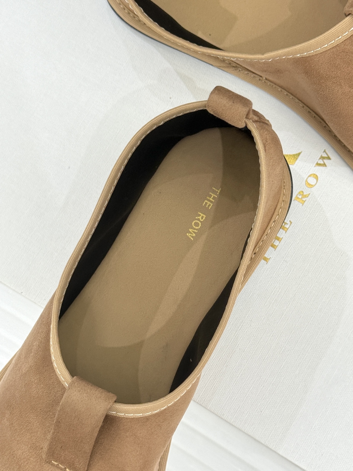 The Row 25WF新品极简复古乐福鞋当极简设计遇上复古韵味便成了秋冬鞋柜里的“定海神针”。复古乐福