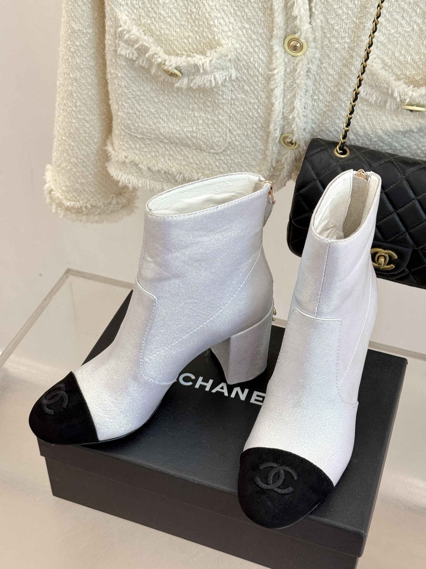 CHANE*｜小香经典拼色粗跟短靴感受经典与潮流的激情碰撞。这双靴子巧妙融合品牌标志性元素以大胆而和谐的