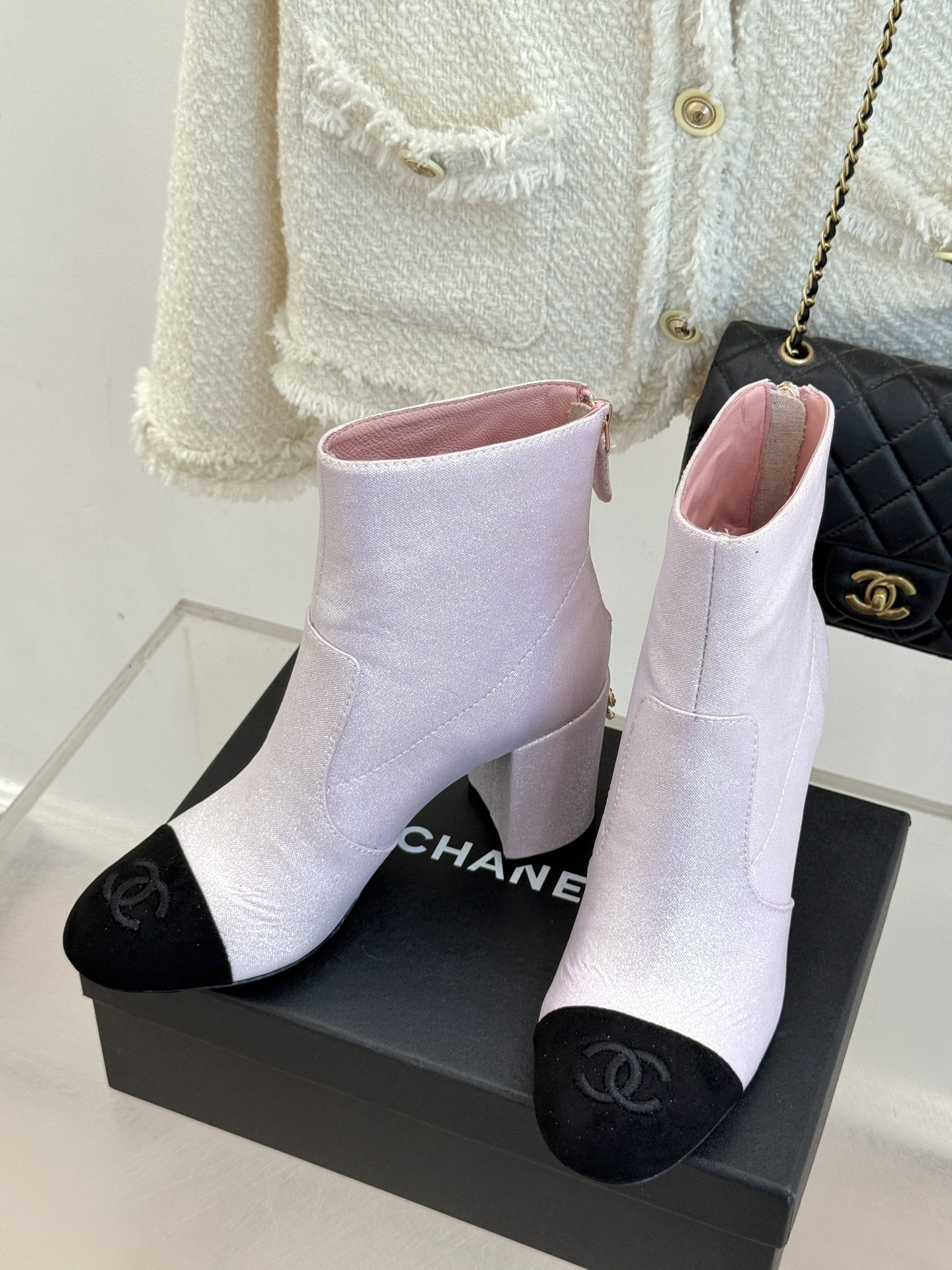 CHANE*｜小香经典拼色粗跟短靴感受经典与潮流的激情碰撞。这双靴子巧妙融合品牌标志性元素以大胆而和谐的