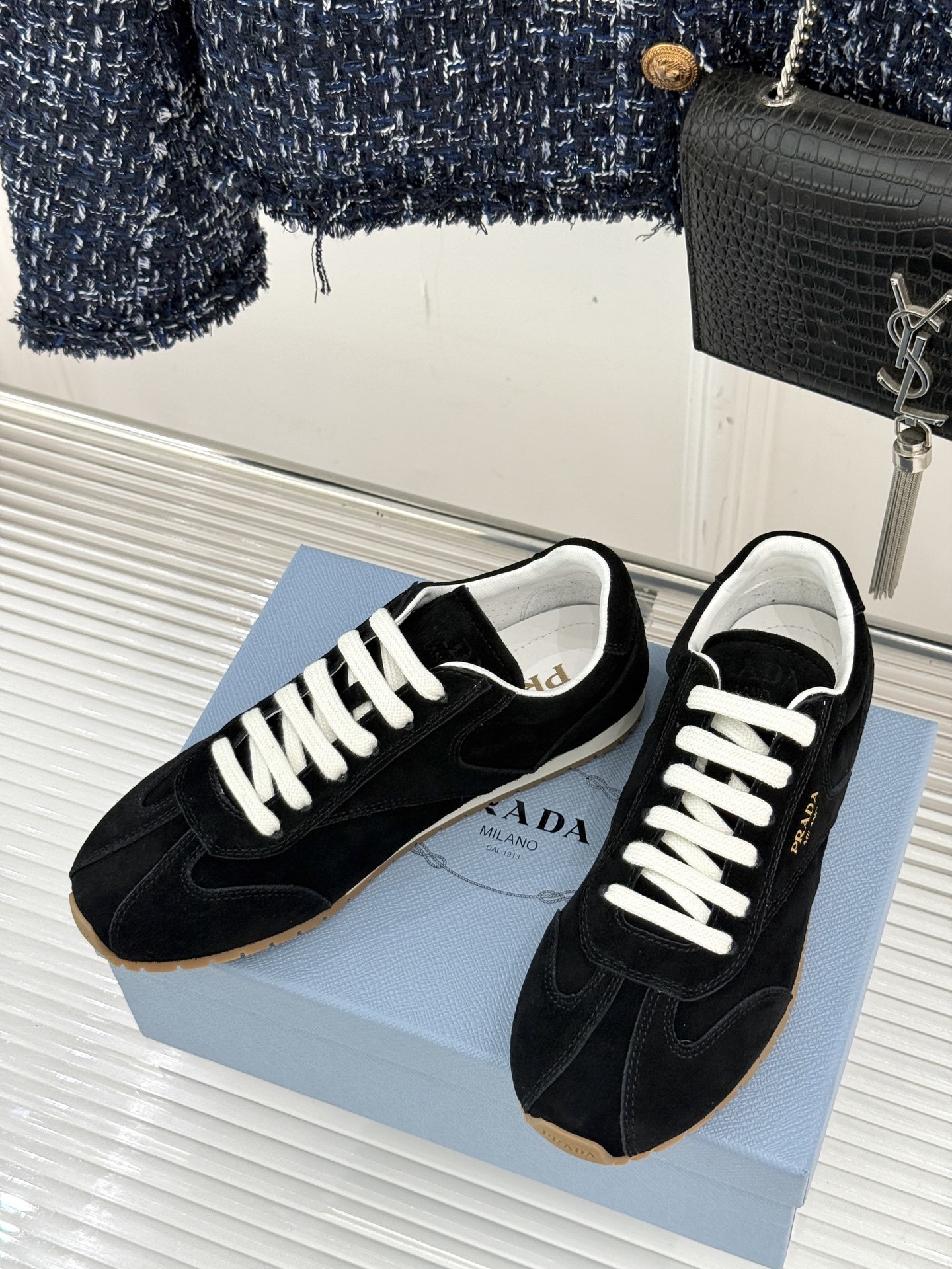 Prada/普拉达25WF新品复古休闲德训鞋标志性的小字母低调地镶嵌于鞋身侧面金属质感的标识在光线下闪烁