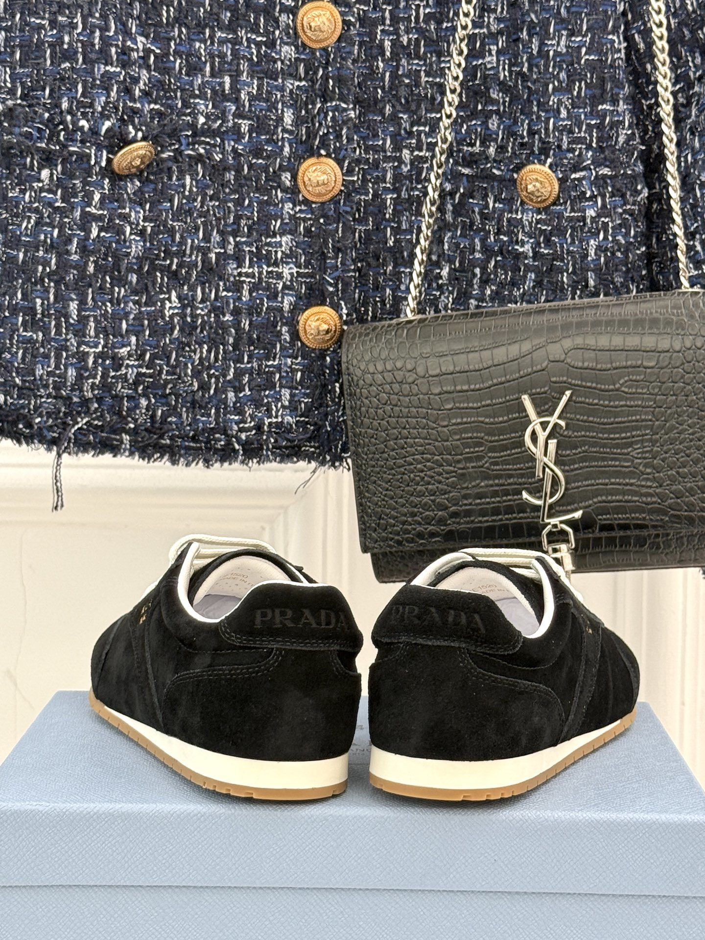 Prada/普拉达25WF新品复古休闲德训鞋标志性的小字母低调地镶嵌于鞋身侧面金属质感的标识在光线下闪烁