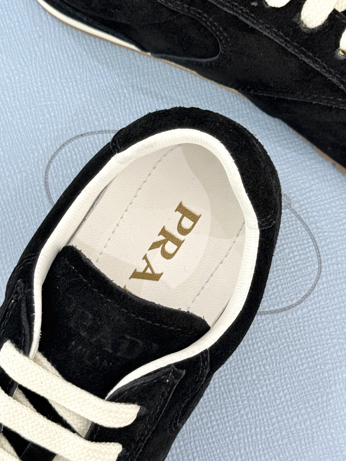 Prada/普拉达25WF新品复古休闲德训鞋标志性的小字母低调地镶嵌于鞋身侧面金属质感的标识在光线下闪烁