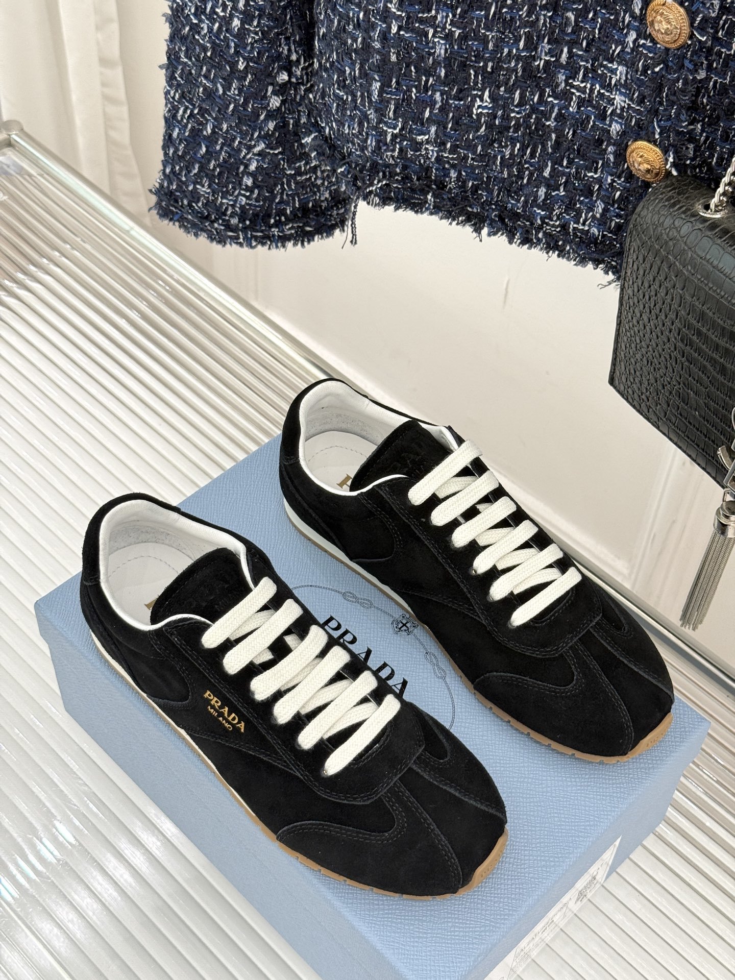 Prada/普拉达25WF新品复古休闲德训鞋标志性的小字母低调地镶嵌于鞋身侧面金属质感的标识在光线下闪烁