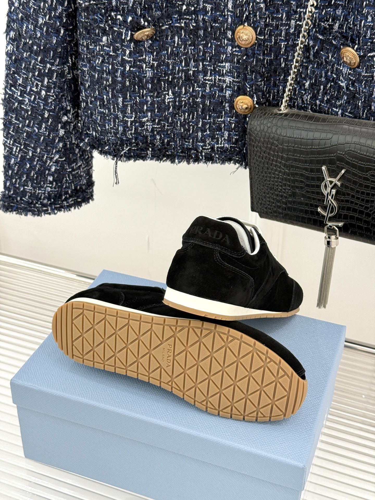 Prada/普拉达25WF新品复古休闲德训鞋标志性的小字母低调地镶嵌于鞋身侧面金属质感的标识在光线下闪烁