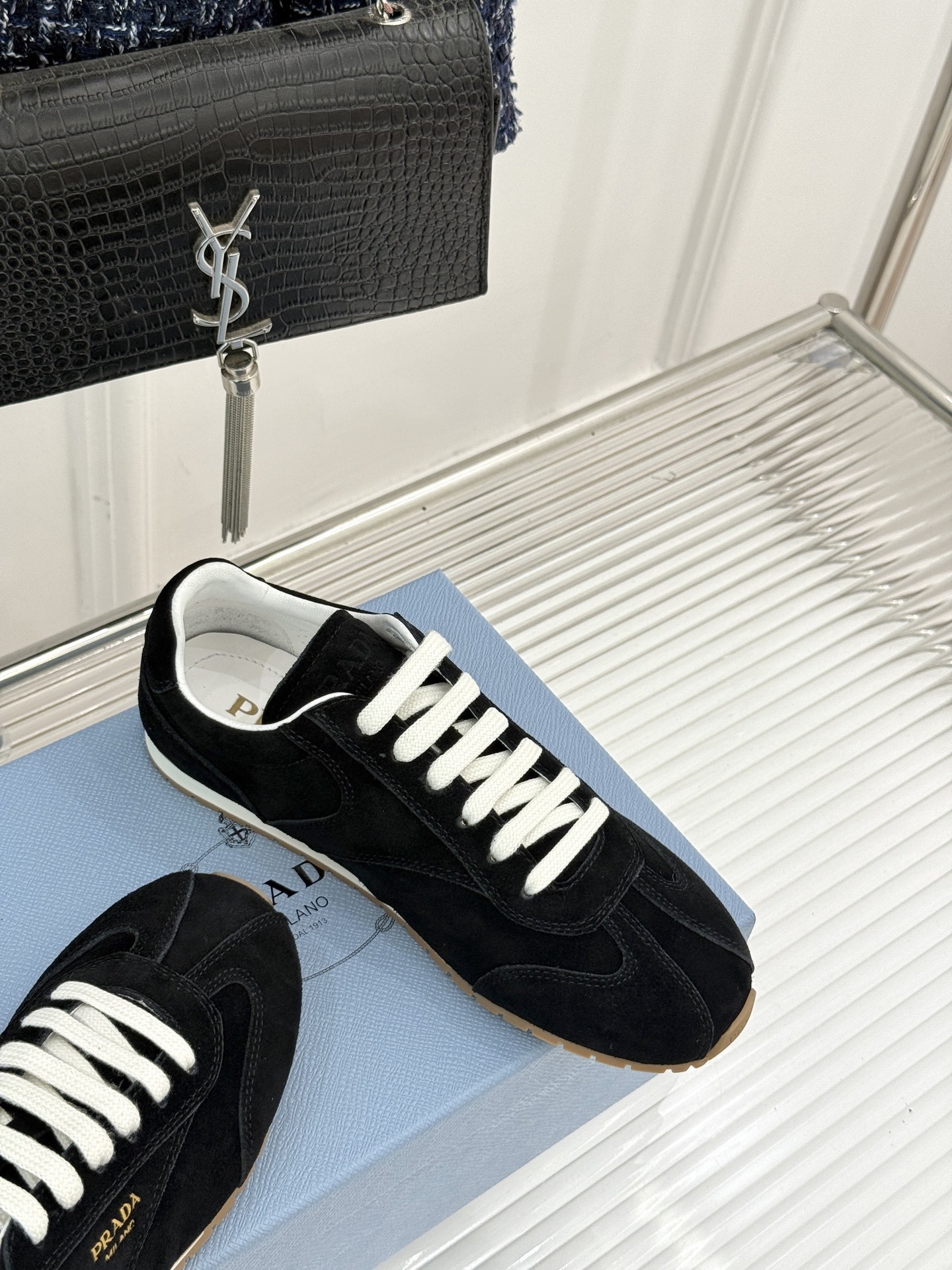 Prada/普拉达25WF新品复古休闲德训鞋标志性的小字母低调地镶嵌于鞋身侧面金属质感的标识在光线下闪烁