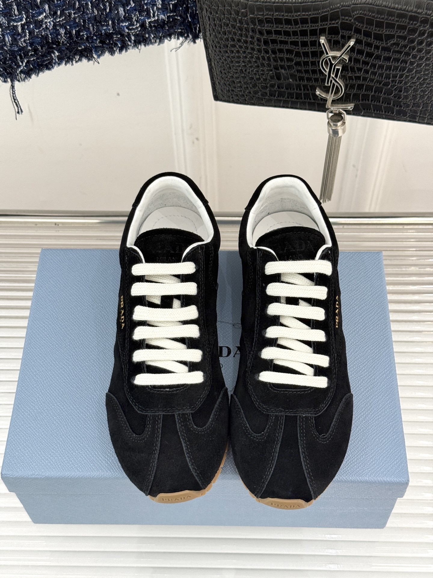 Prada/普拉达25WF新品复古休闲德训鞋标志性的小字母低调地镶嵌于鞋身侧面金属质感的标识在光线下闪烁