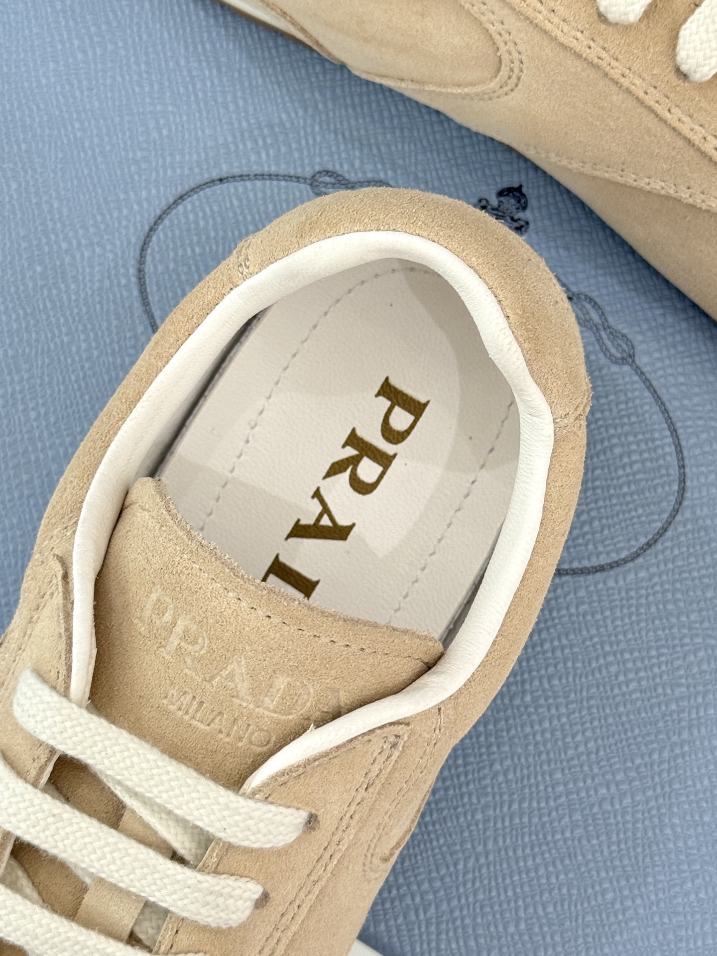 Prada/普拉达25WF新品复古休闲德训鞋标志性的小字母低调地镶嵌于鞋身侧面金属质感的标识在光线下闪烁