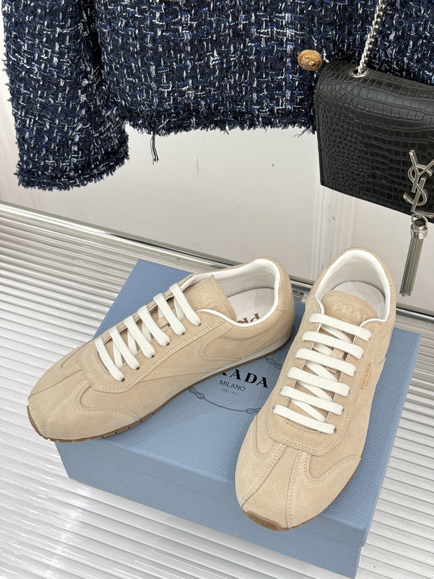 Prada/普拉达25WF新品复古休闲德训鞋标志性的小字母低调地镶嵌于鞋身侧面金属质感的标识在光线下闪烁