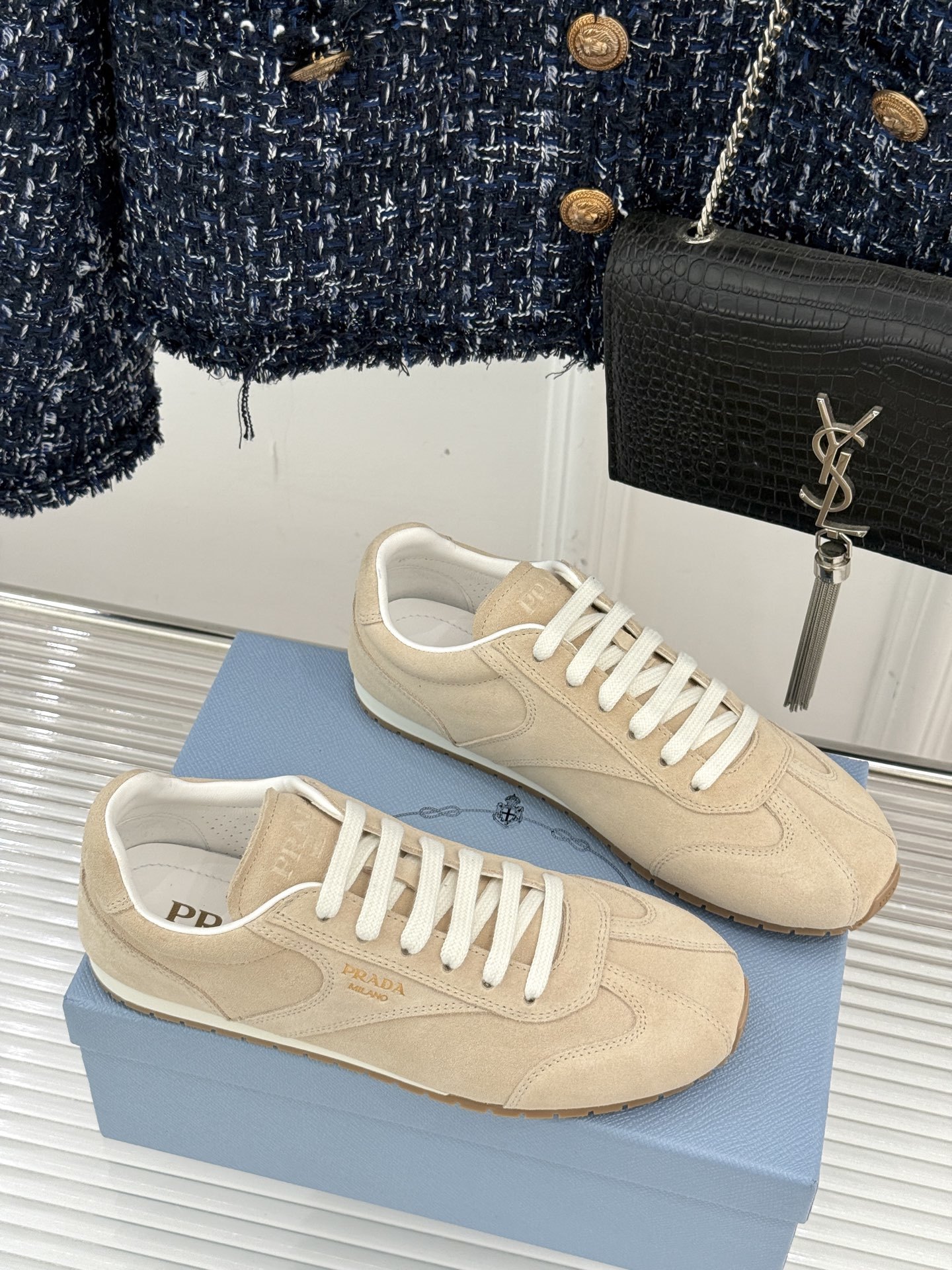 Prada/普拉达25WF新品复古休闲德训鞋标志性的小字母低调地镶嵌于鞋身侧面金属质感的标识在光线下闪烁