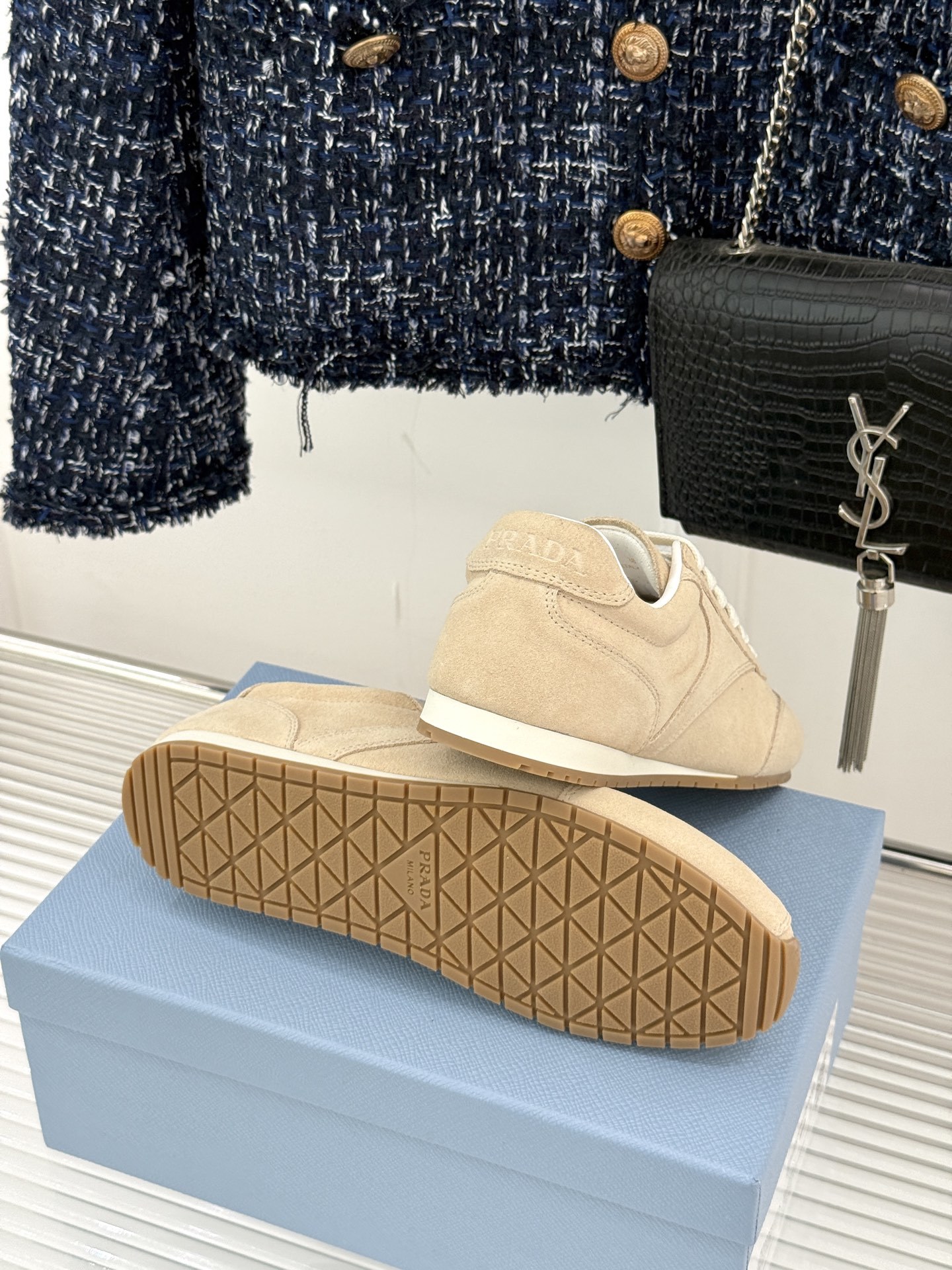 Prada/普拉达25WF新品复古休闲德训鞋标志性的小字母低调地镶嵌于鞋身侧面金属质感的标识在光线下闪烁