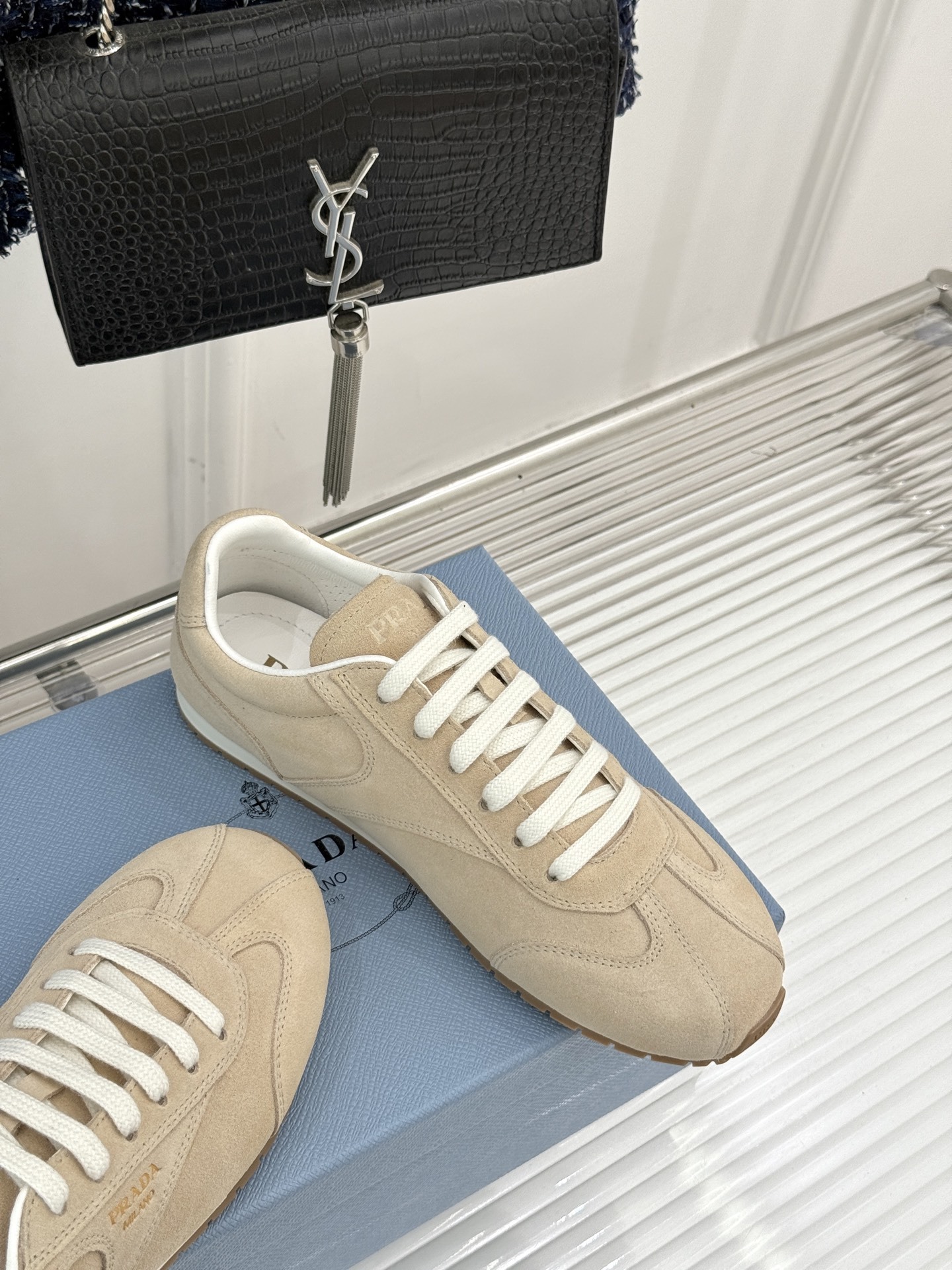 Prada/普拉达25WF新品复古休闲德训鞋标志性的小字母低调地镶嵌于鞋身侧面金属质感的标识在光线下闪烁