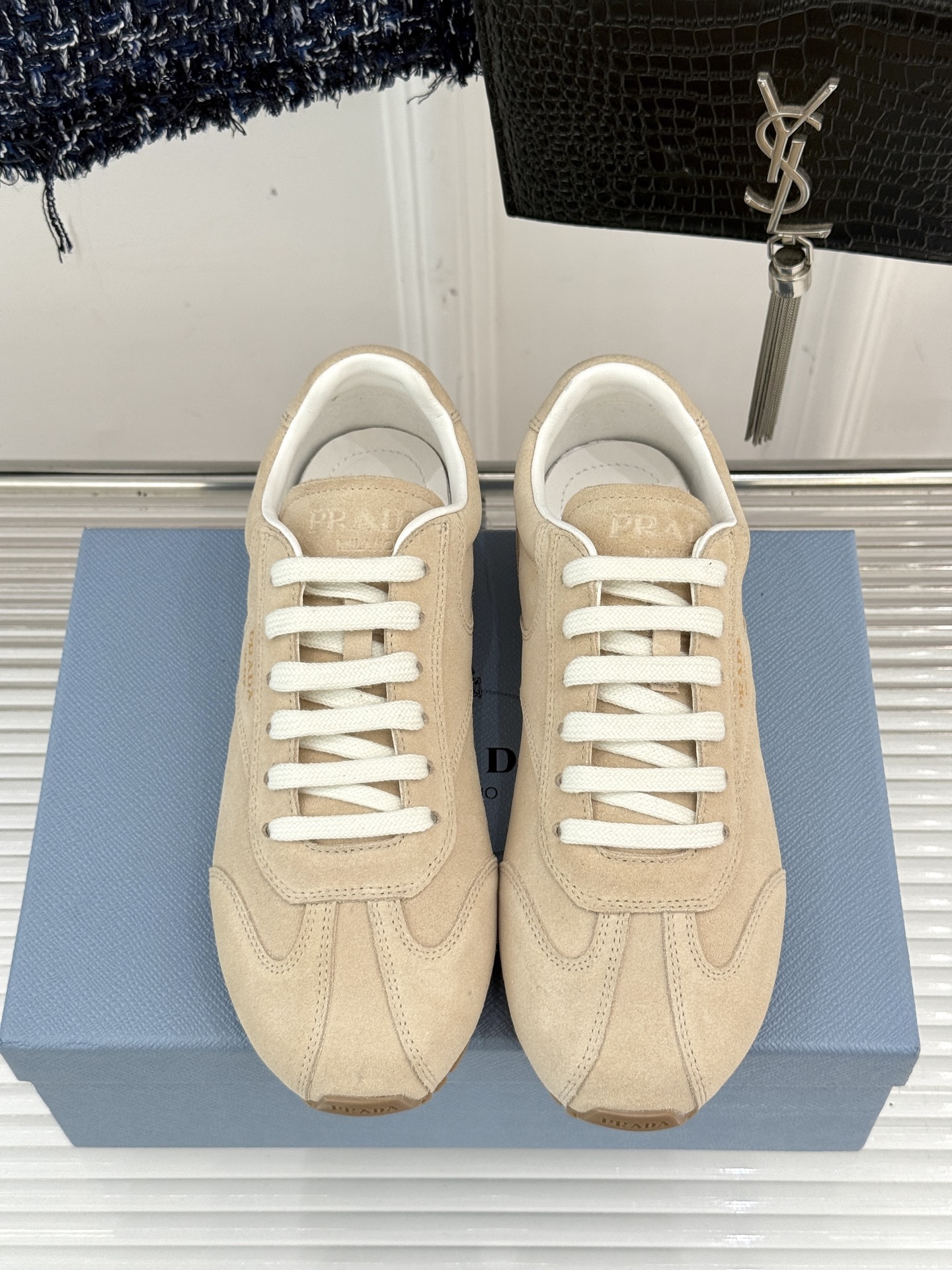 Prada/普拉达25WF新品复古休闲德训鞋标志性的小字母低调地镶嵌于鞋身侧面金属质感的标识在光线下闪烁